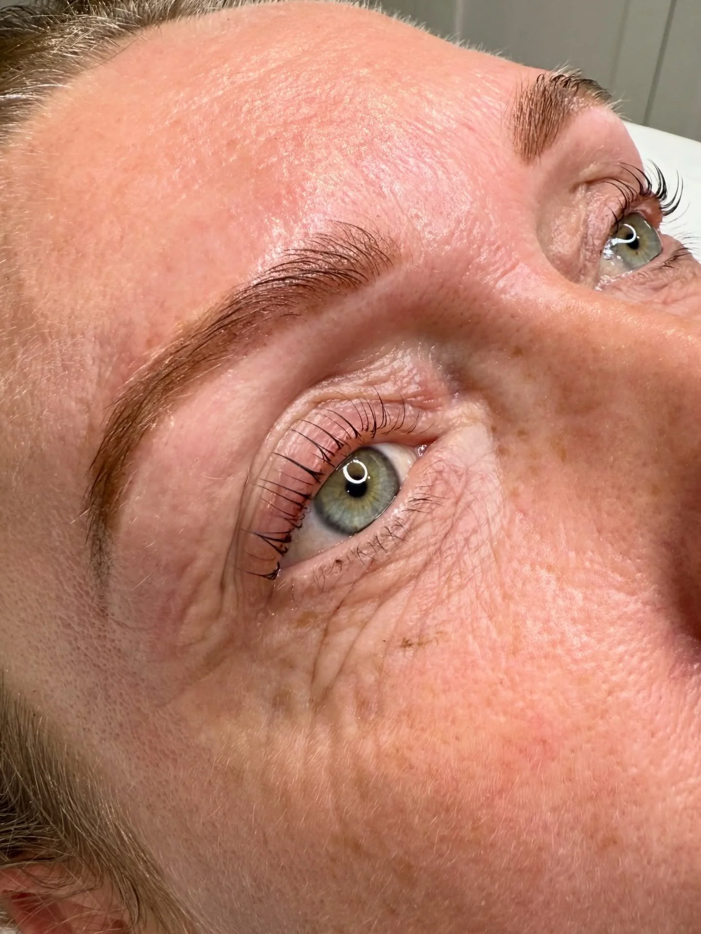 Fresh lash lift and brow glow-up, all set for the festive parties, prosecco and all things sparkly 🎄💖

@bronsunuk brows and @bufflashes, @boo.beautybar 
All products from @labfactorpro 👌🏼🫶🏻 

#lashliftwoking #wokinglashtech #wokinglashes #guild