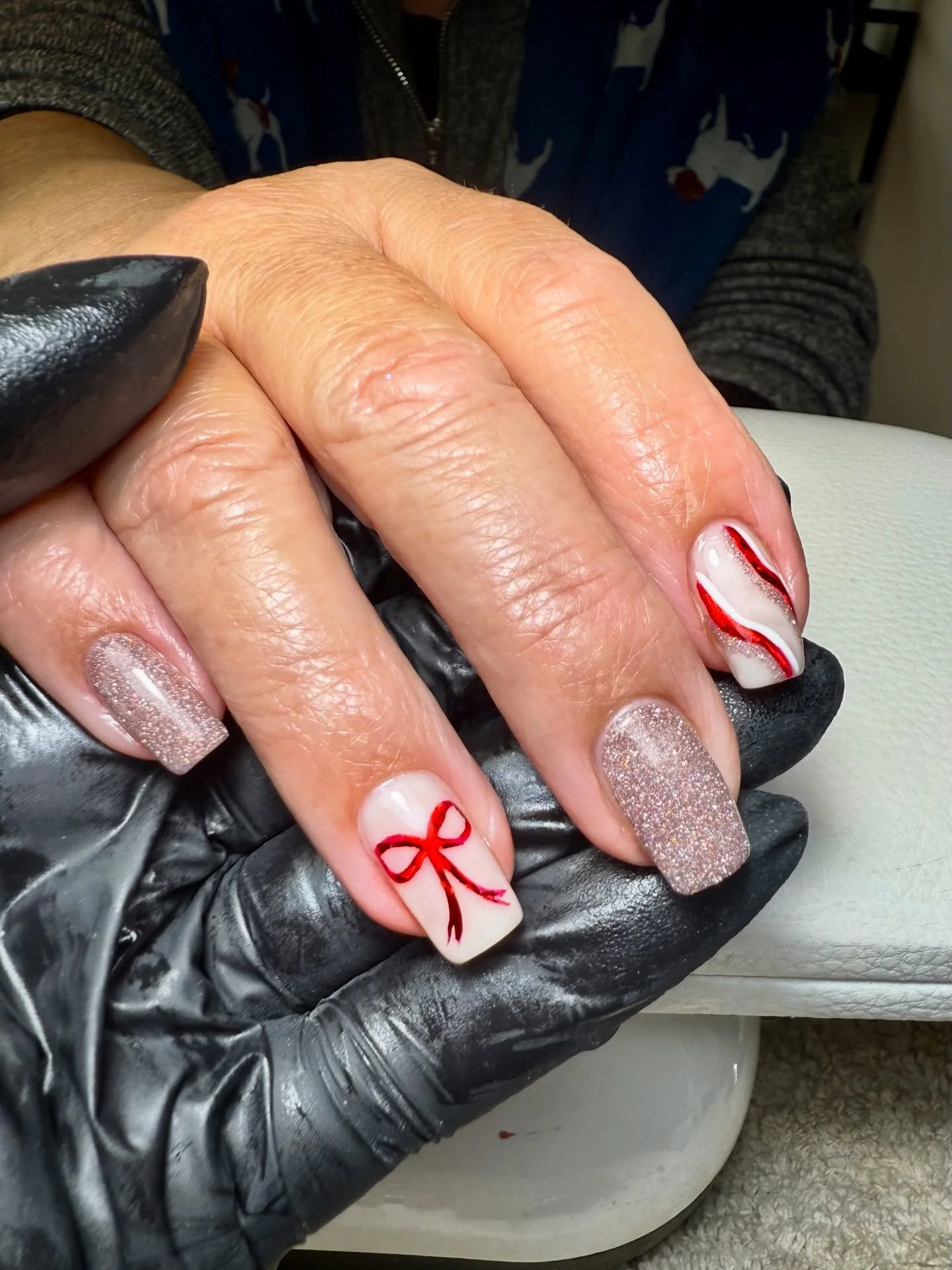 Christmassy 🎁🎄🎅🏽 

#showscratch #nailideas #nailart #nails #nailinspo #thegelbottle #wokingnails #gelbottle #gelpolish #scratchmagazine #autumnnails #TGBInsider #christmasnails #rednails #wokingnailtech