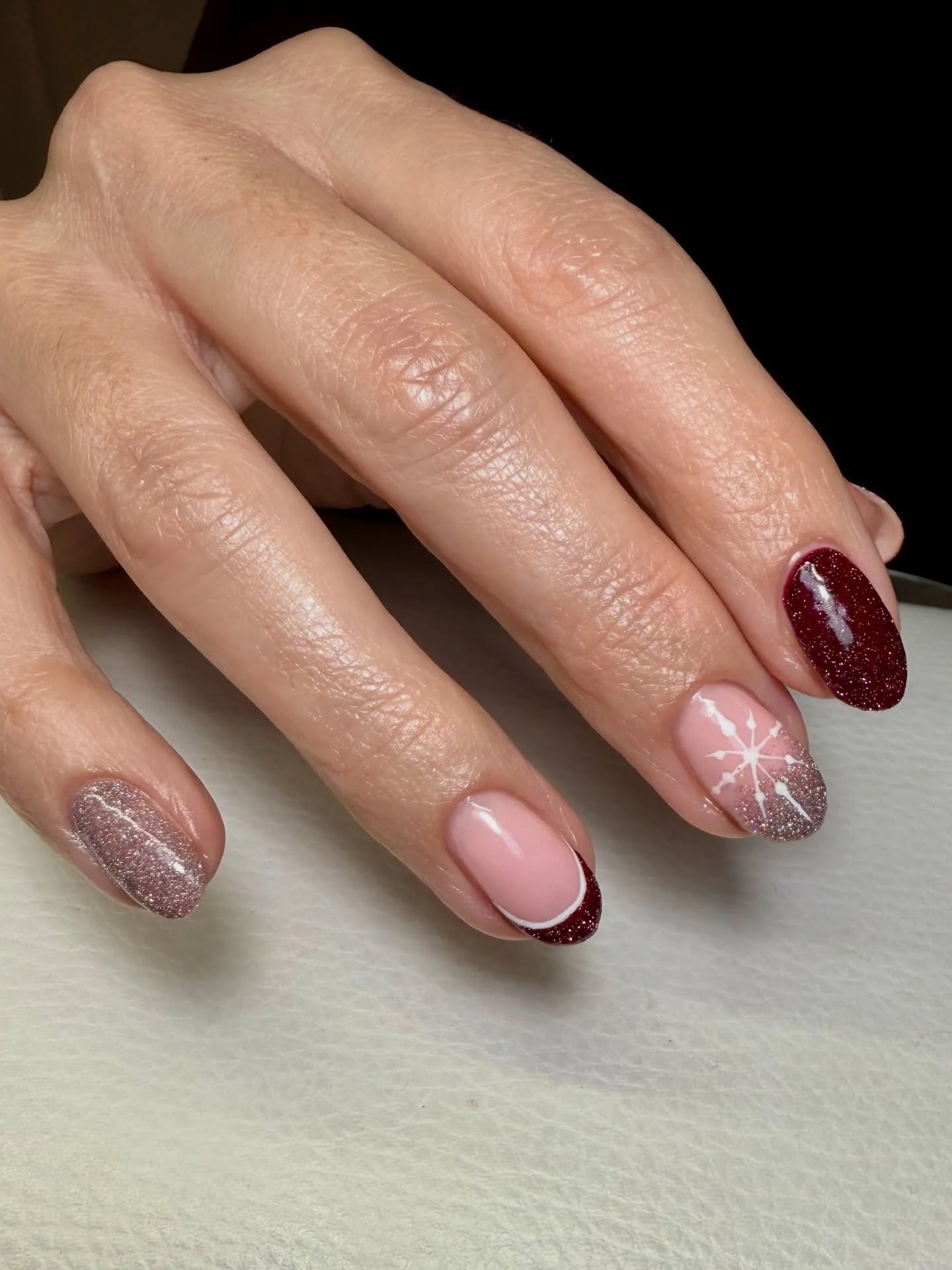 This the season 🎄🤶🔔🎁🕯️🥮❄️✨

#winternails #showscratch #nailideas #nailart #nails #nailinspo #thegelbottle #wokingnails #gelbottle #gelpolish #scratchmagazine #festivenails #TGBInsider #christmasnails #rednails #wokingnailtech
