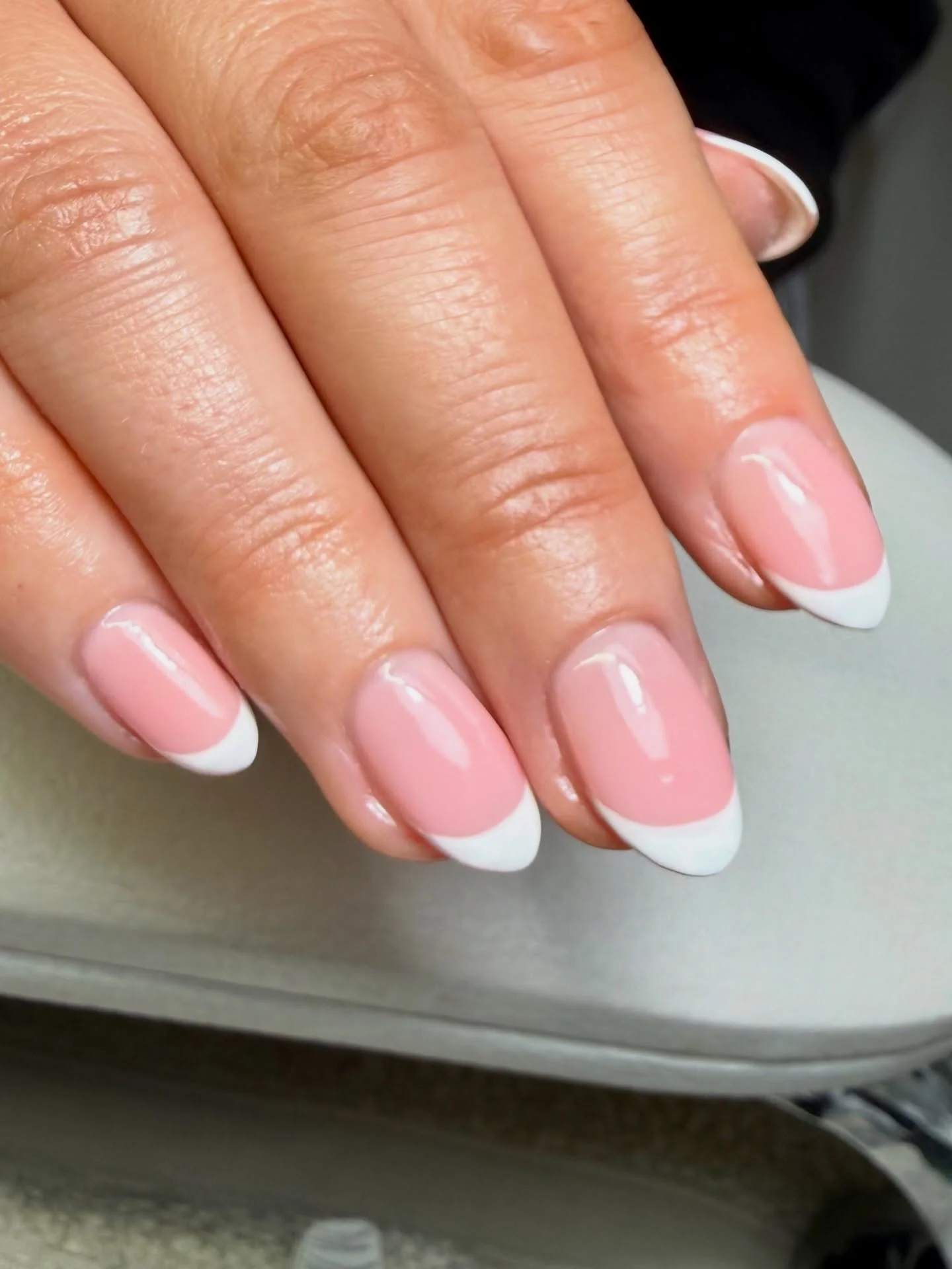 French imo goes with everything 🫶🏻 ❣️ 

#tgbinsider #frenchmanicure #biabwoking #wokingsalon #freshmani