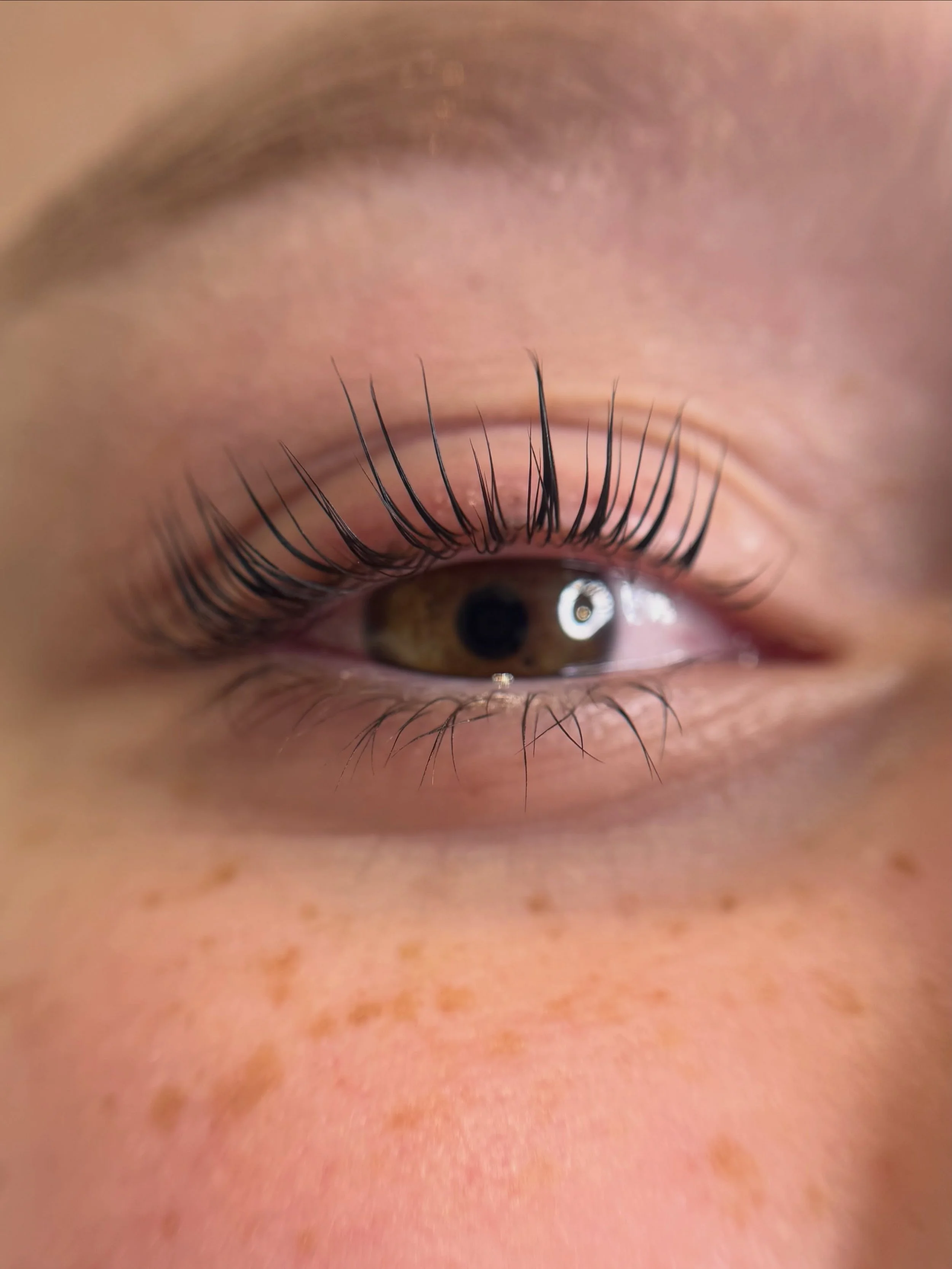 It&rsquo;s the little things that make you feel your best ✨ 
A lash lift is one of those small treats that makes a big difference 🤍🩷🤍 

@byelly.uk Liftee 

#byelly #lashliftandtint #surreylashes 

Lash lift Woking&bull; Korean lash lift &bull; wok