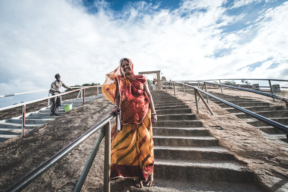 donna sulla salita al tempio