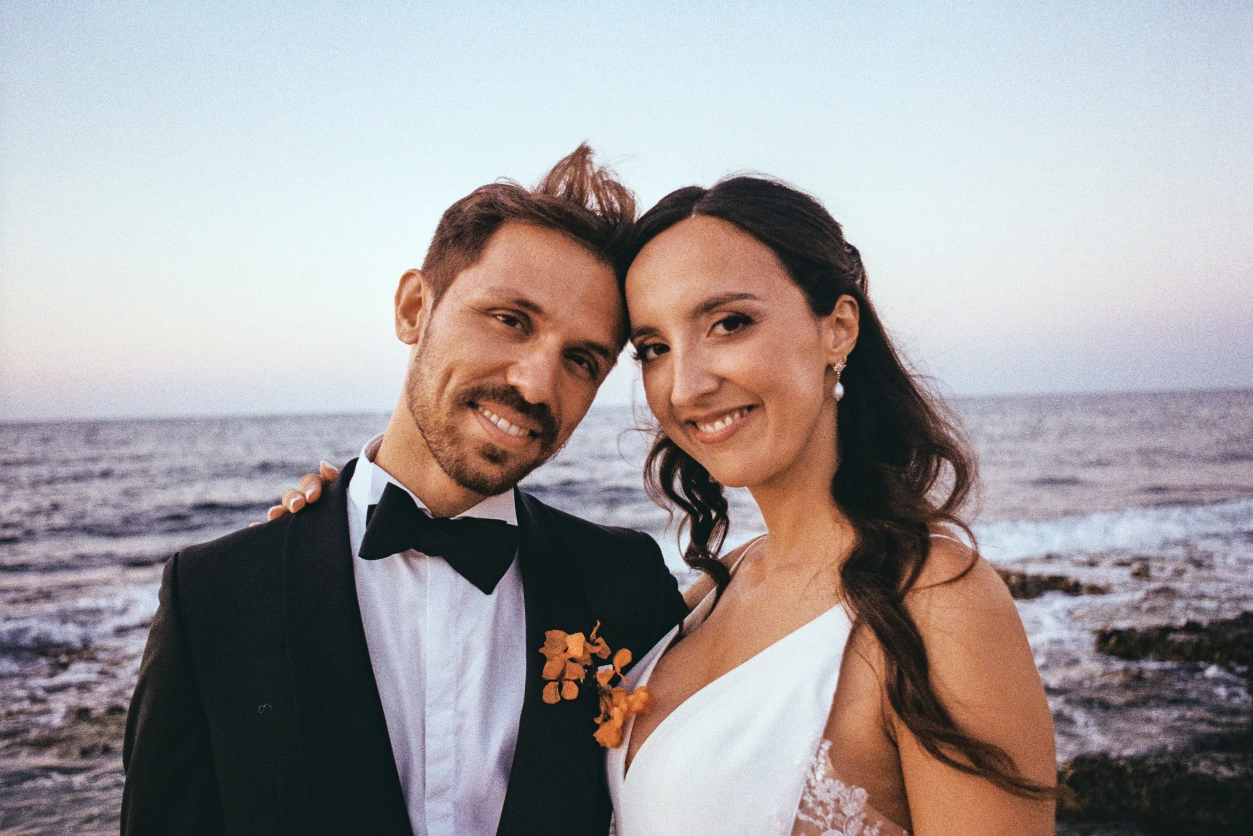 Mare, acquerelli e musica latina: il matrimonio analogico di Nicky e Manon