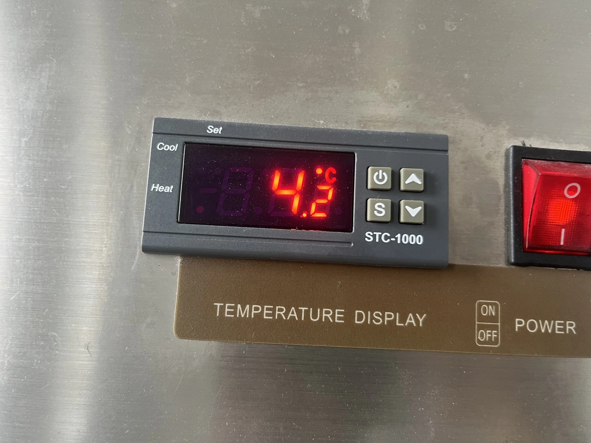 A digital temperature display shows 41.2°C on a stainless steel surface, likely part of an industrial or laboratory equipment.