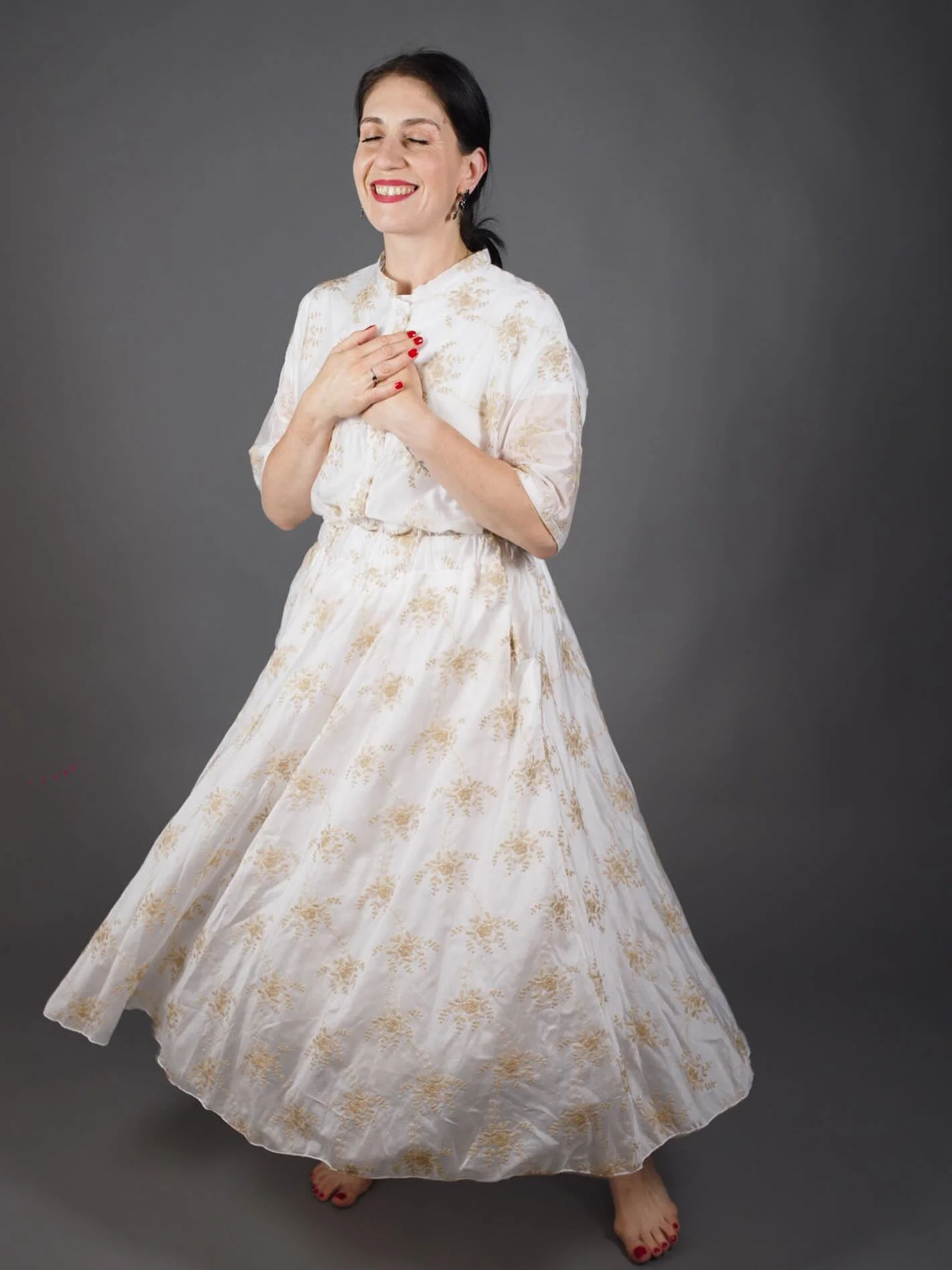 ✨ Wenn das Herz sich erinnert ✨

Am Anfang ist da die Sehnsucht.
Ein leises Rufen irgendwo im Inneren,
wie der Duft einer Blume,
die noch unsichtbar ist.

Ich suche nach der Quelle,
nach dem Ort,
an dem Liebe nicht vergeht.

Auf dem Weg begegne ich S