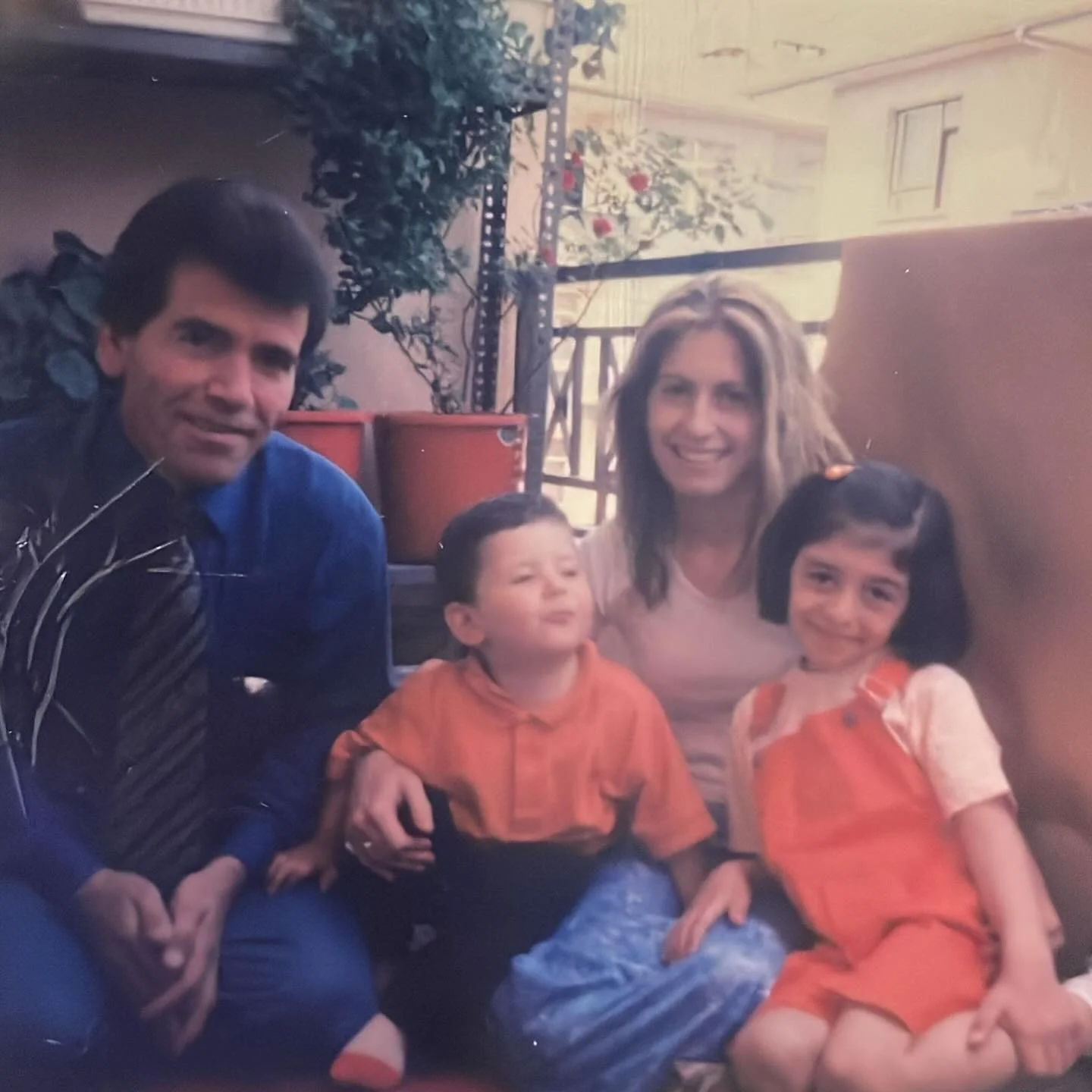 Mein Onkel ❤️

Das M&auml;dchen, damals ca. 19, hier auf dem Photo.. wurde von einem Vater gro&szlig;gezogen, der IMMER an sie geglaubt hat.
Fehler durften sein, Gef&uuml;hle durften sein, Meinungsverschiedenheiten durften sein.
Das M&auml;dchen hat 