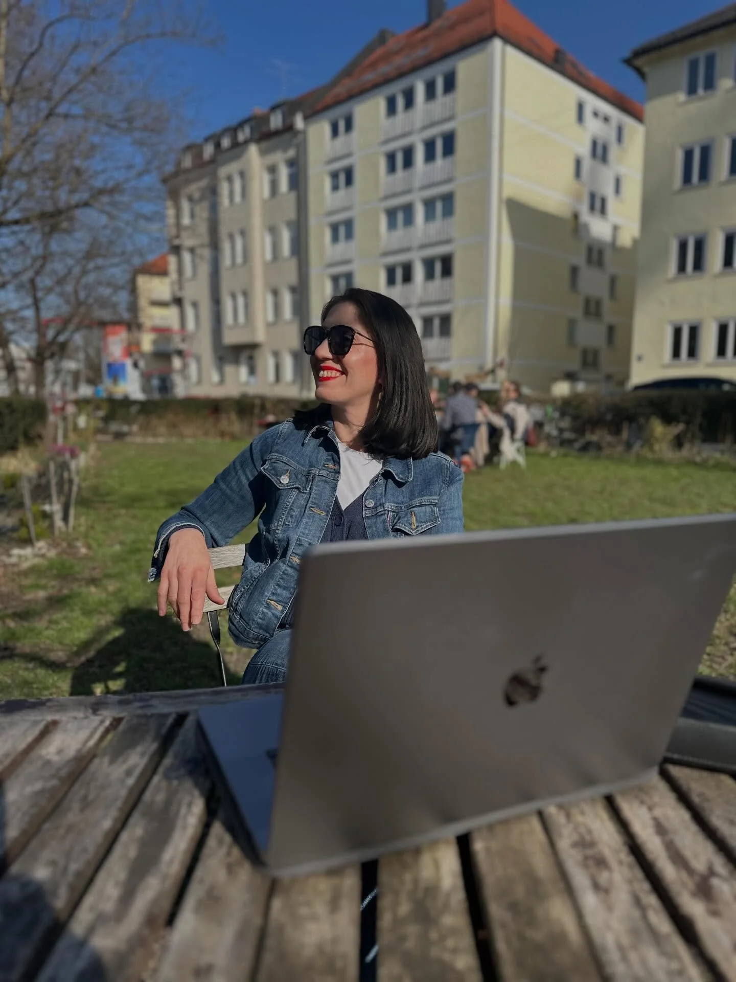 &bdquo;Ohne Lachen hat das Leben keinen Herzschlag.&ldquo;

Vorgestern Abend lese ich aus der B&uuml;cherserie Alea Aquarius vor, eingetaucht in diese Geschichte, die uns beide ohnehin schon seit einiger Zeit fasziniert, und w&auml;hrend die Worte de