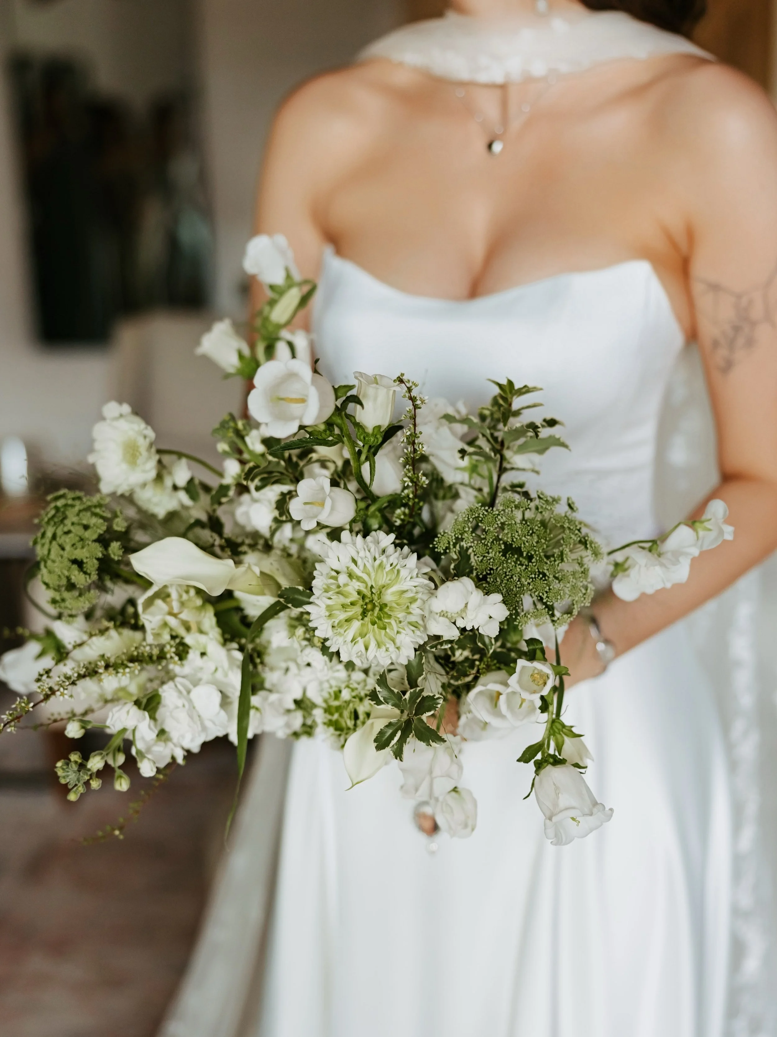 Haley&rsquo;s bouquet captured beautifully by @goldencophotography. 🤍

Venue @westwyndgardens