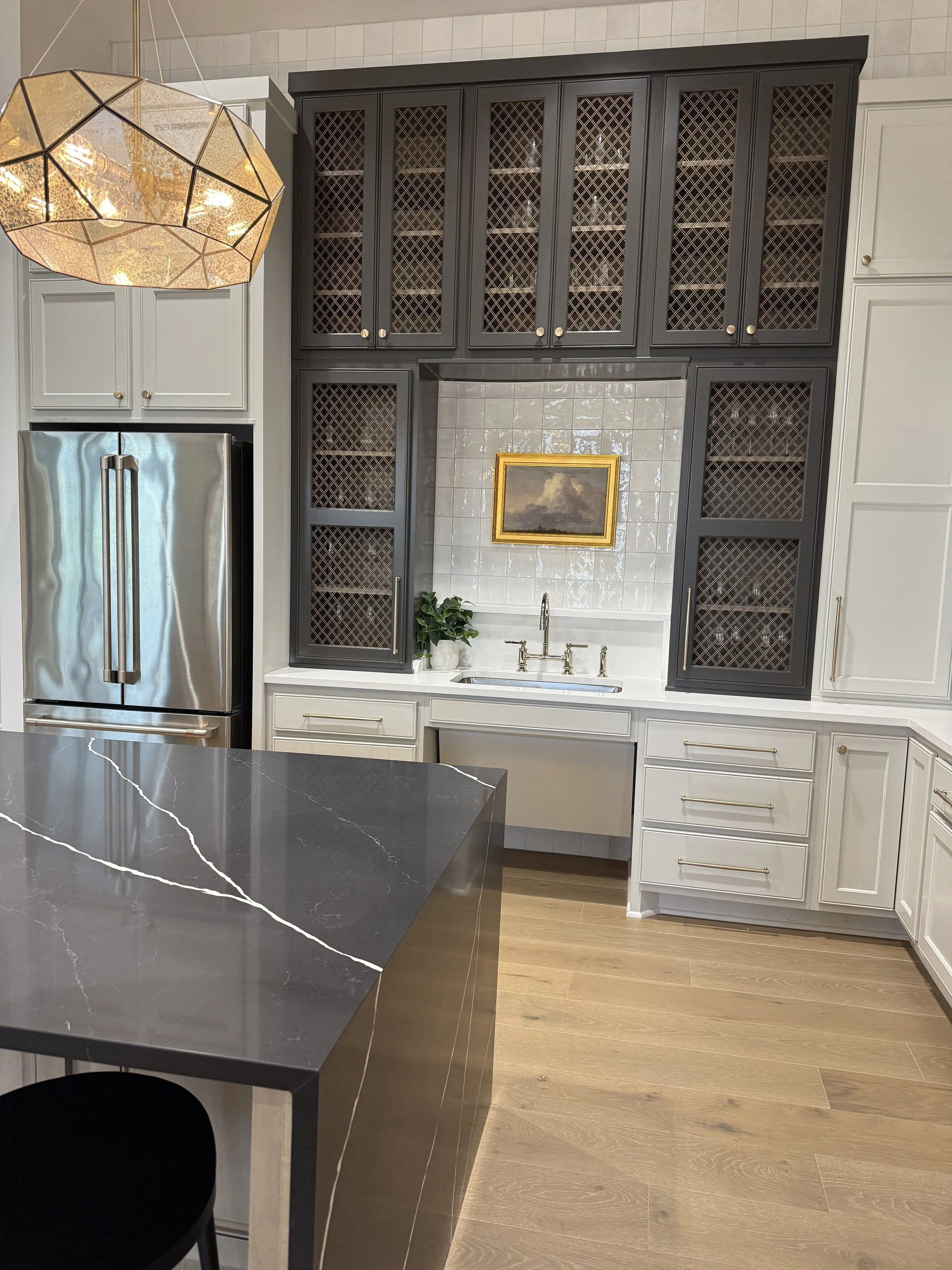 The kitchen must me the must warm in the house with art and welcoming. The colors make a big difference