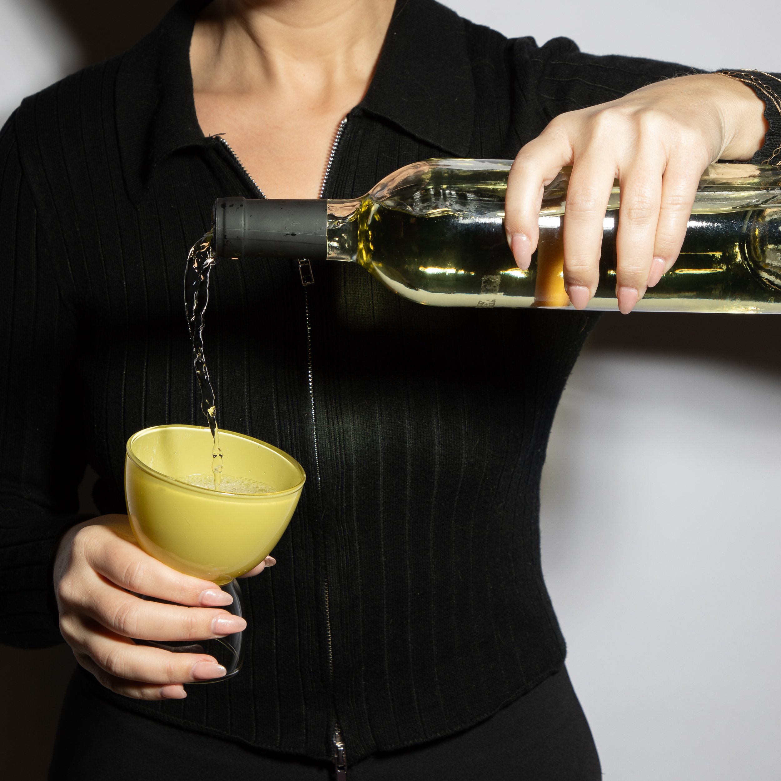 White Blend Pouring5.jpg