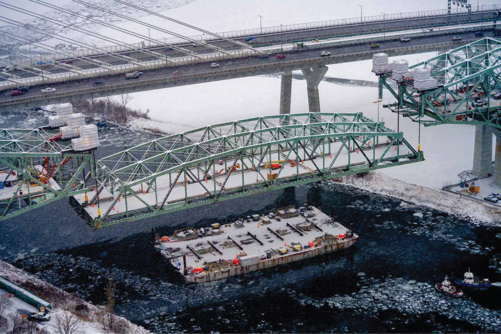 Lowering of Suspended Span, Old Champlain Bridge, QC