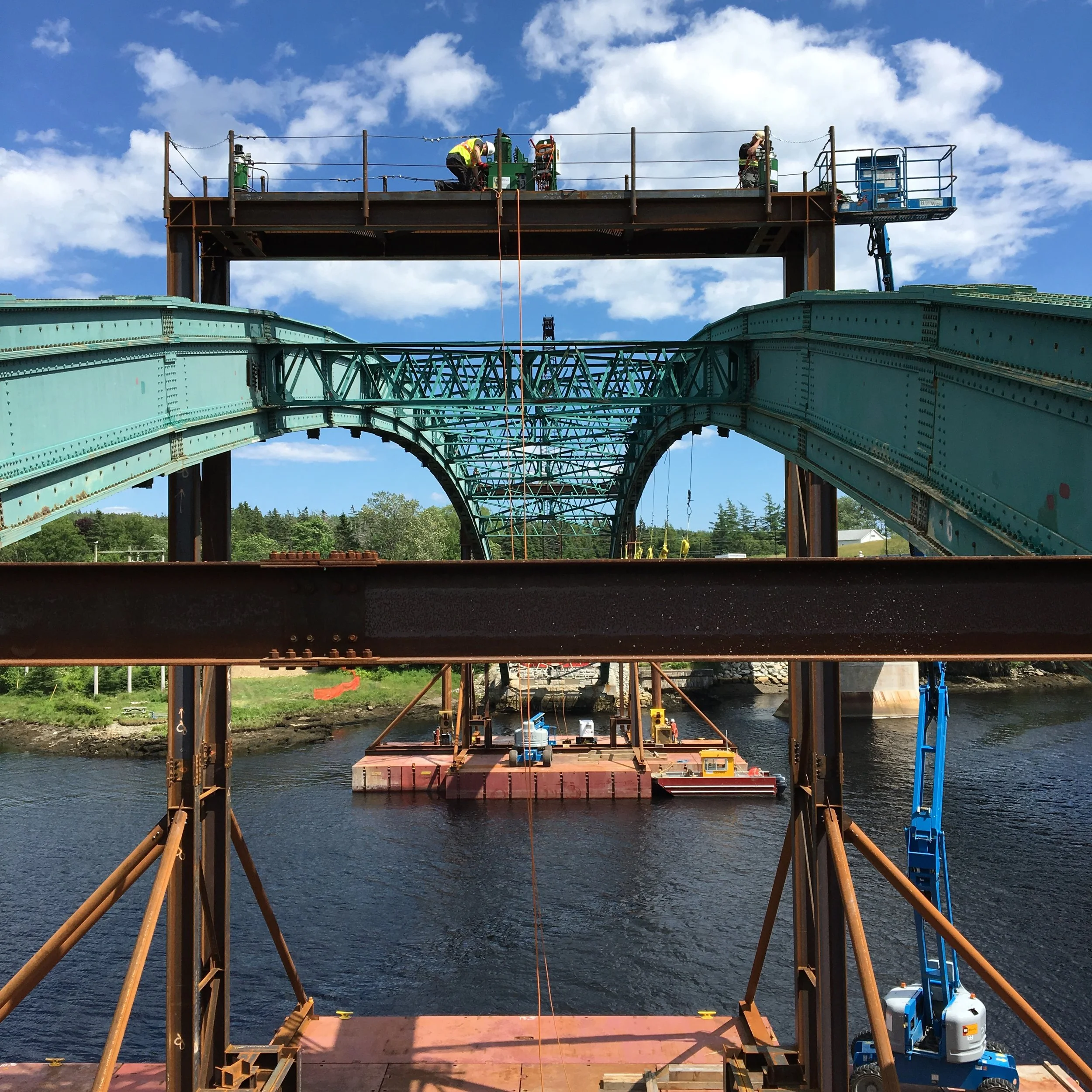 Easte River Bridge, Barges