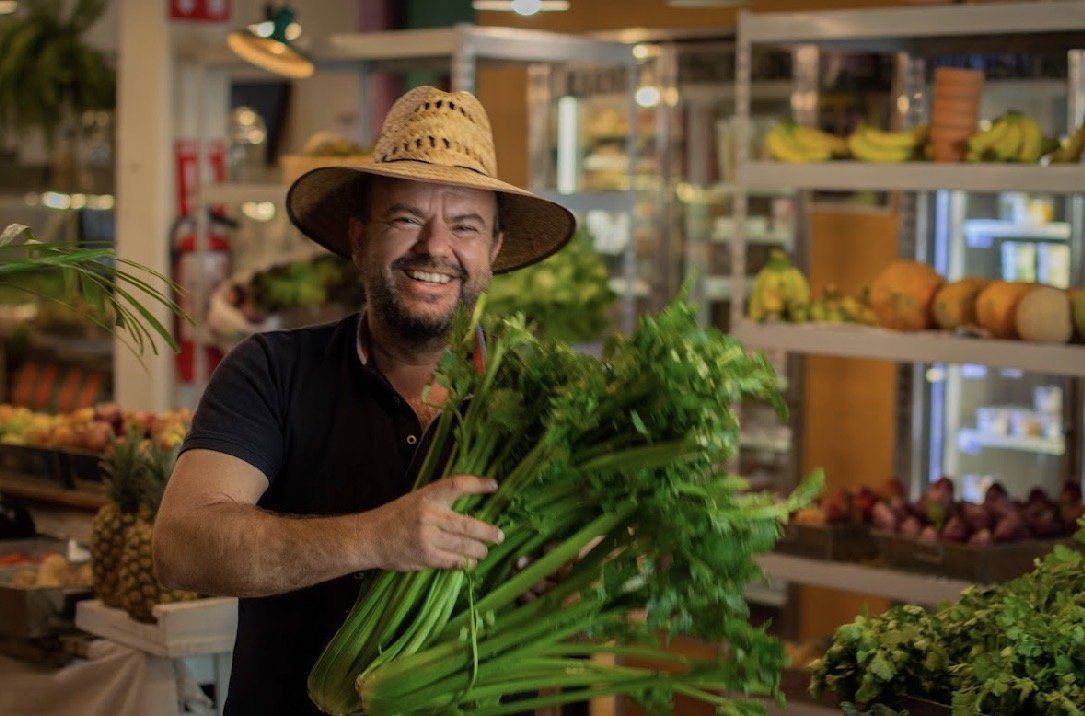 Luc Monzies propone recuperar el adobe y las cavas naturales como respuesta al futuro