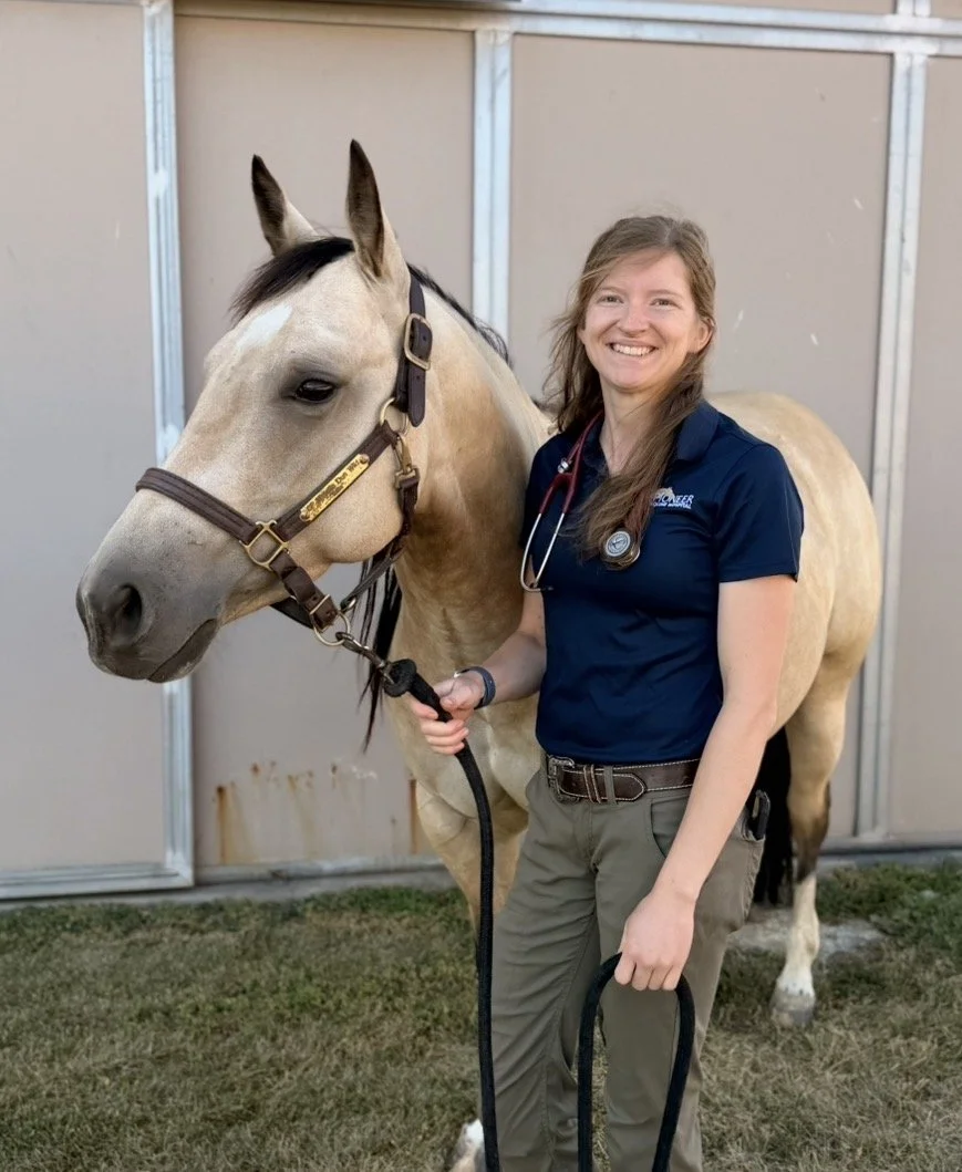 Dr. Georgia Jellen headshot as an intern veterinarian at Pioneer Equine Hospital.