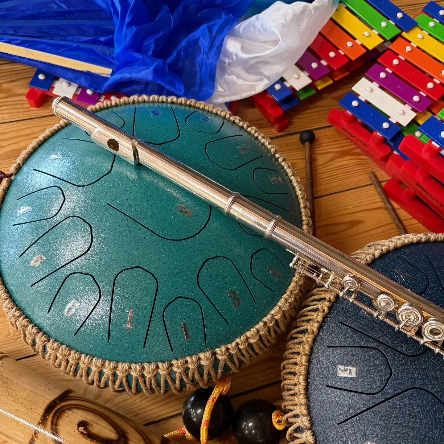 Monday&rsquo;s Mini Musicians in Alfold took us on a nautical adventure, up and over the waves and diving into the deep blue sea! So many different sounds to explore including new steel tongue drums, rainsticks and kashaka alastua shakers too. Plus t