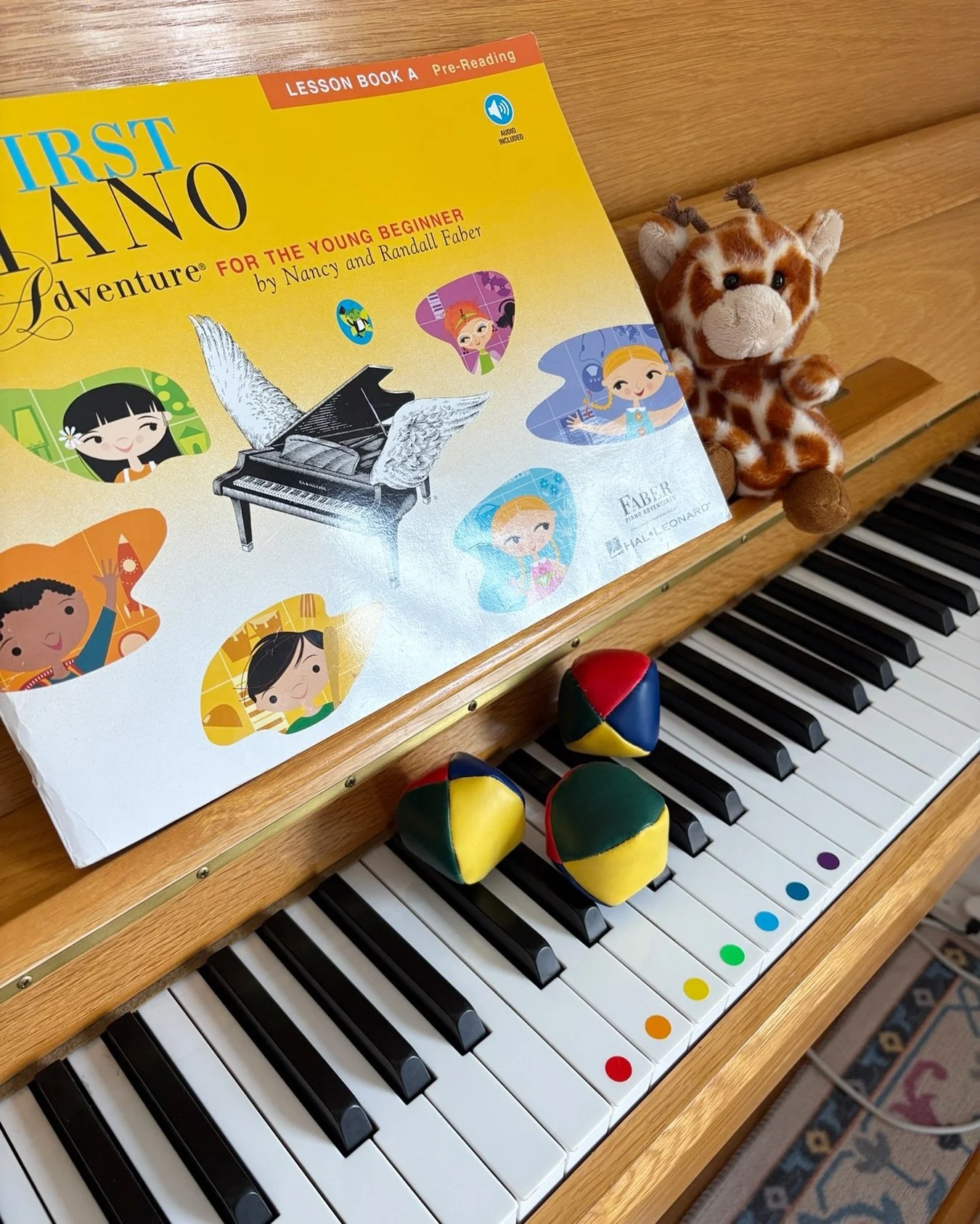 We&rsquo;re making new friends in the piano room this week! Young starters need extra special tricks to welcome them at the piano and make them feel comfortable in a new environment, all whilst having FUN! 🦒 🥎 🥁 
#playtoplaymusic #earlyyearsmusic 