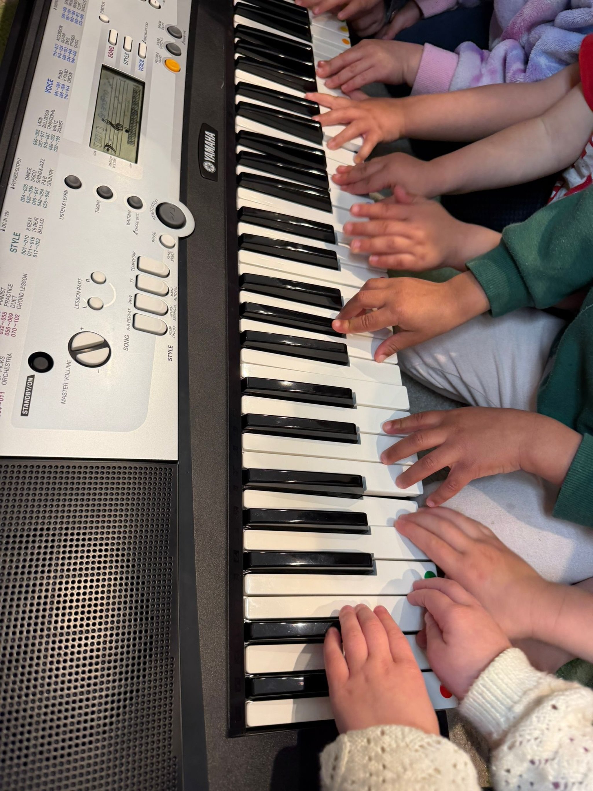 How many preschoolers can play the piano at once? Answer - more than 10! #minimusicians #playtoplaymusic #westsussex #earlyyearsmusic
