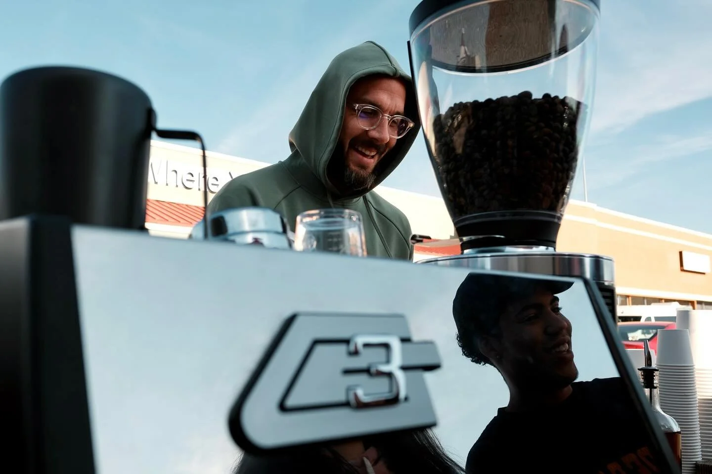 happy customer 🤝 happy barista

POV 📷 @pointandshoot.mp 

#charleston #coffee #charlestoncoffee #coffeecart #specialtycoffee #craftcoffee #smallbusiness