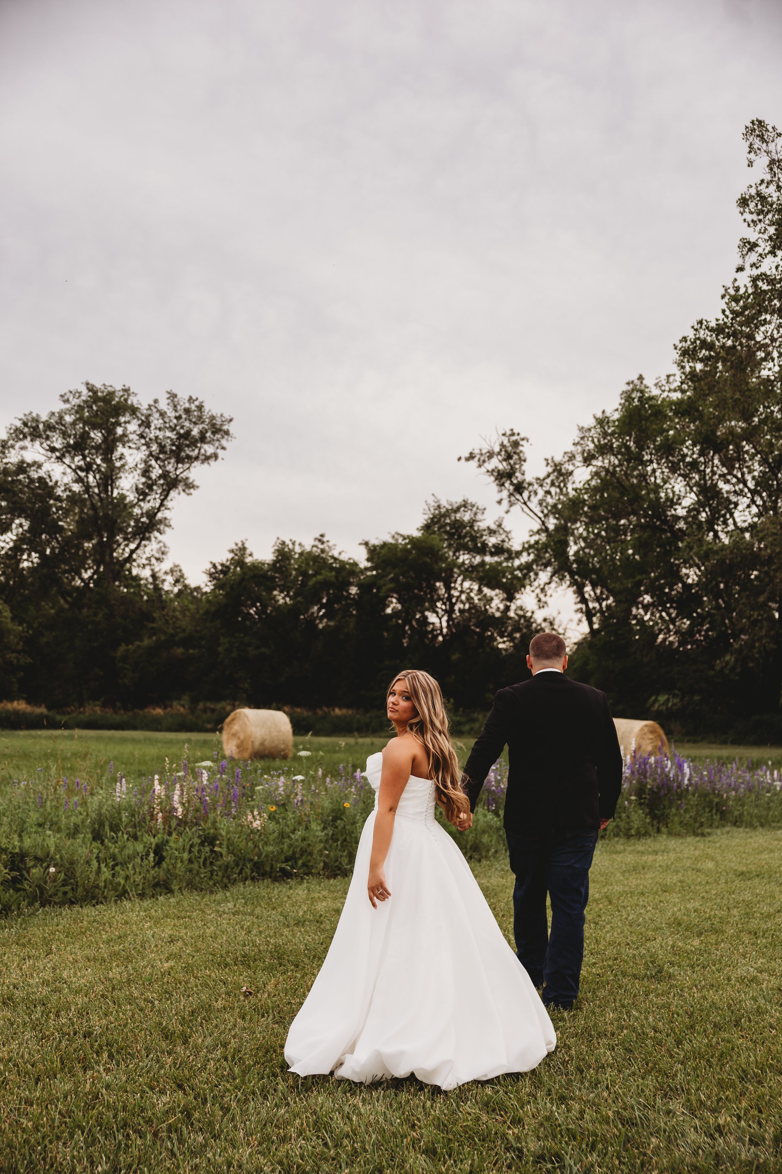 ohdeercollective-ohio-engagement-wedding-photographer-oldbarnsatdryrunfarms-39.jpg