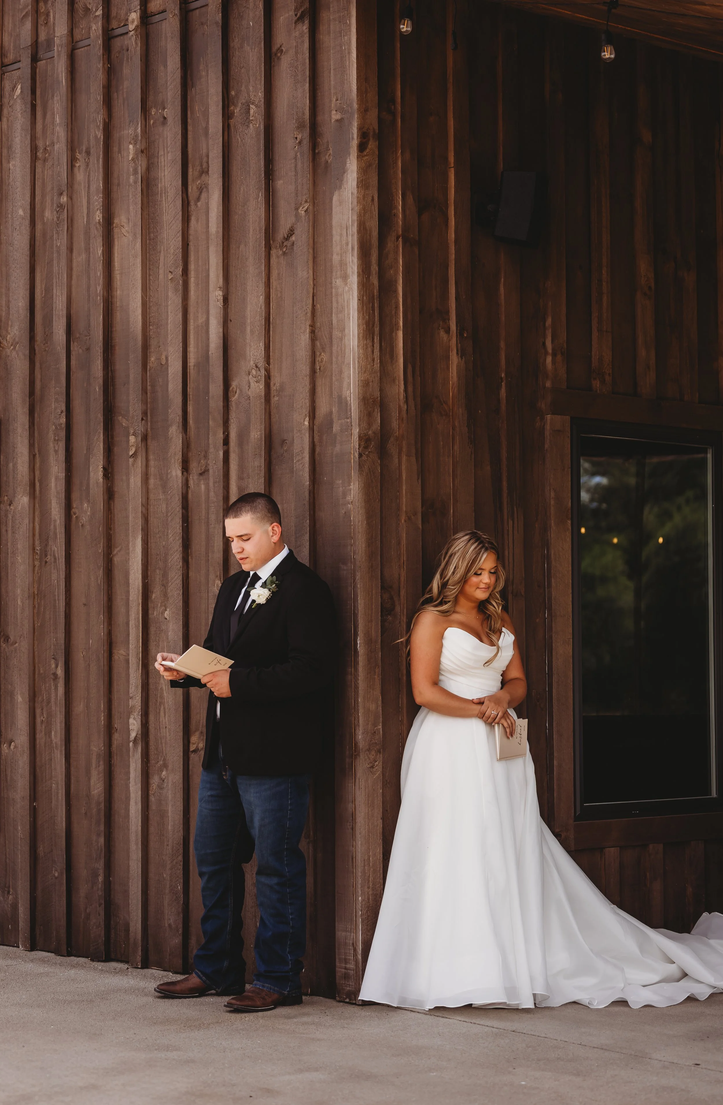 ohdeercollective-ohio-engagement-wedding-photographer-oldbarnsatdryrunfarms-17.jpg