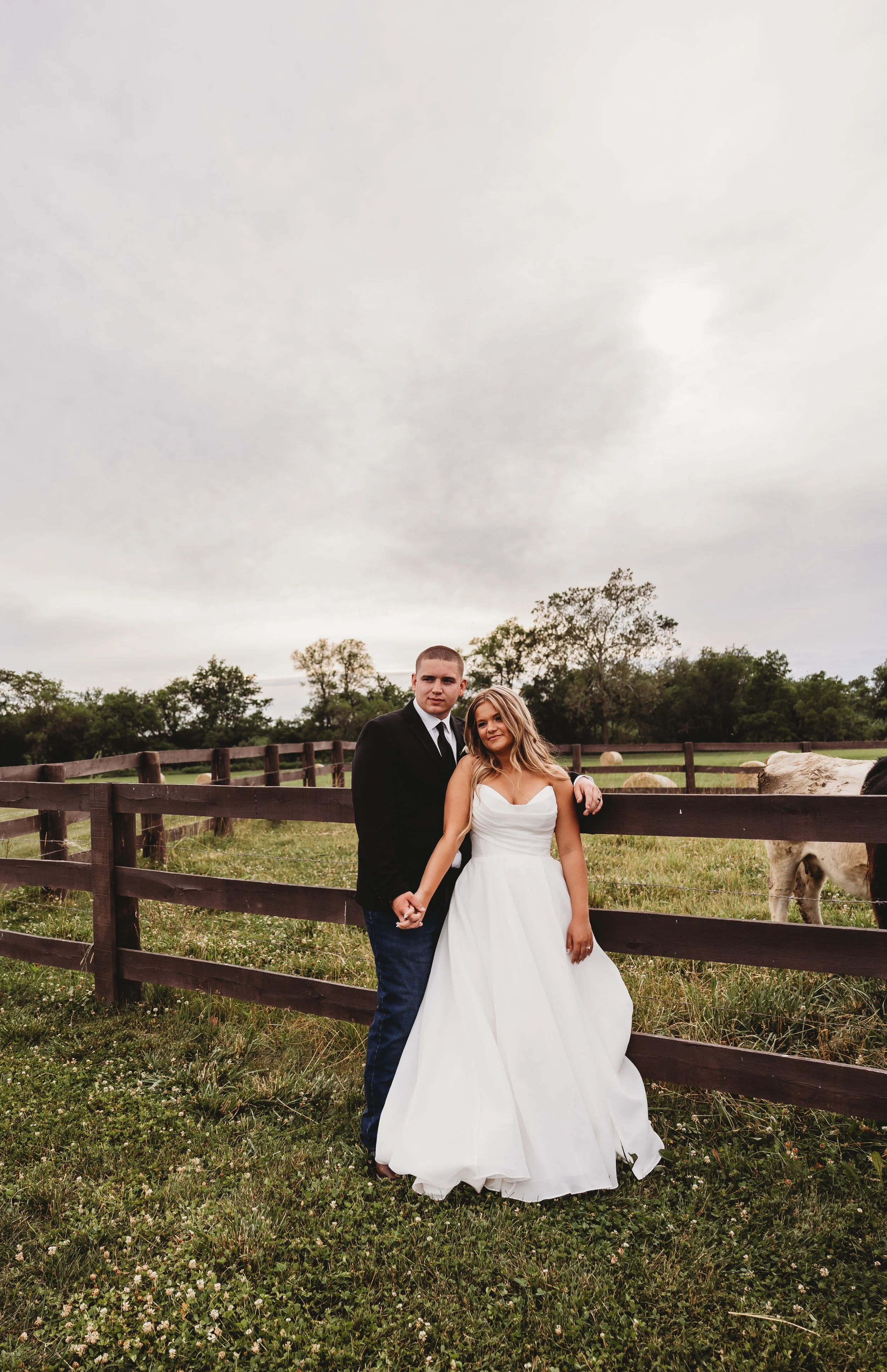 ohdeercollective-ohio-engagement-wedding-photographer-oldbarnsatdryrunfarms-42.jpg