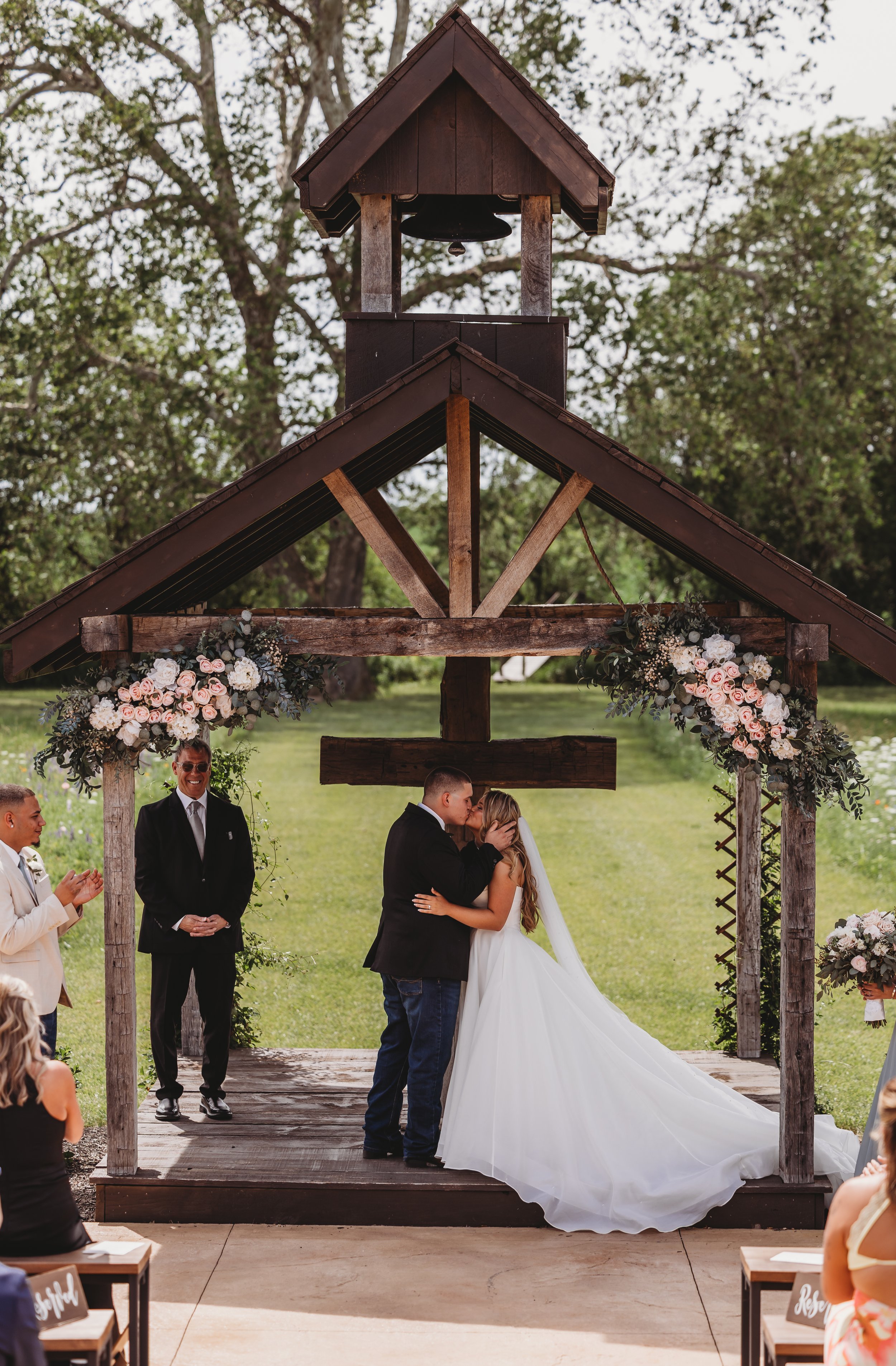 ohdeercollective-ohio-engagement-wedding-photographer-oldbarnsatdryrunfarms-22.jpg