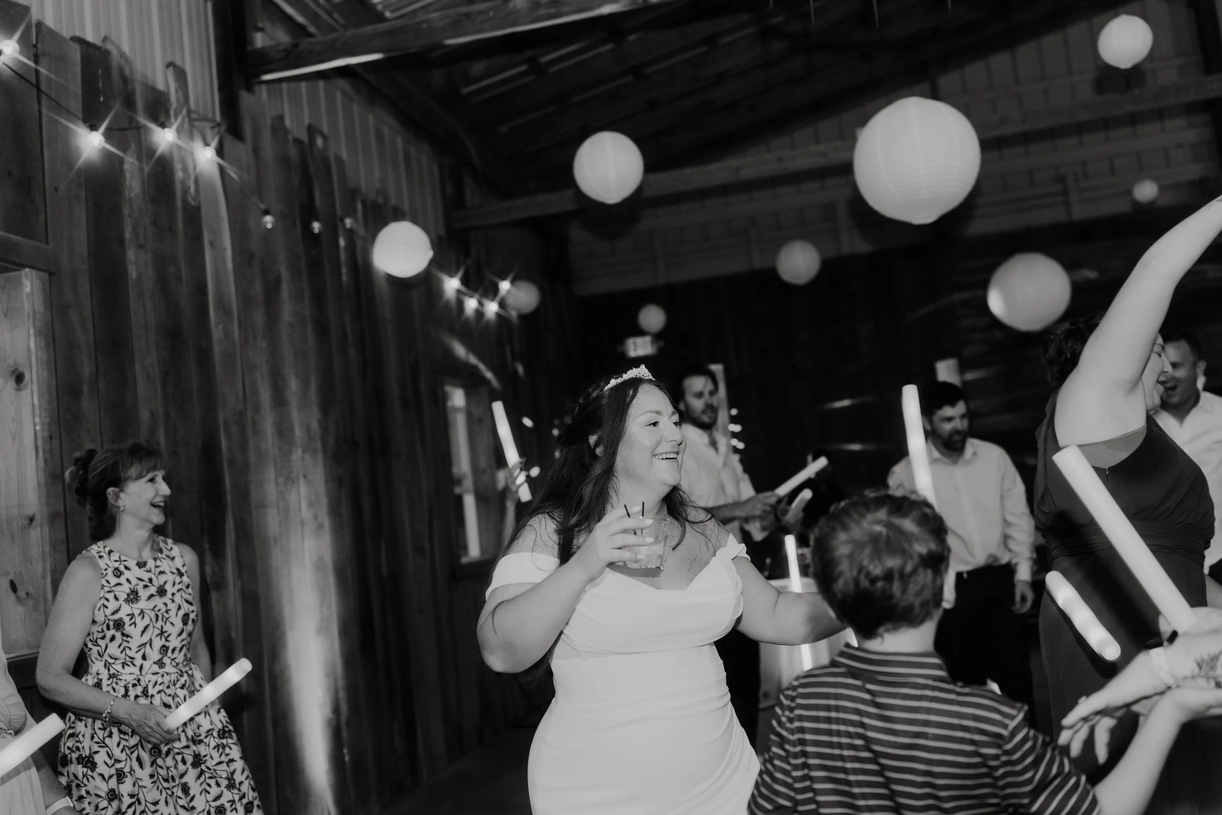 ohdeercollective-ohio-engagement-wedding-maternity-photographer-barnatrushcreek-38.jpg