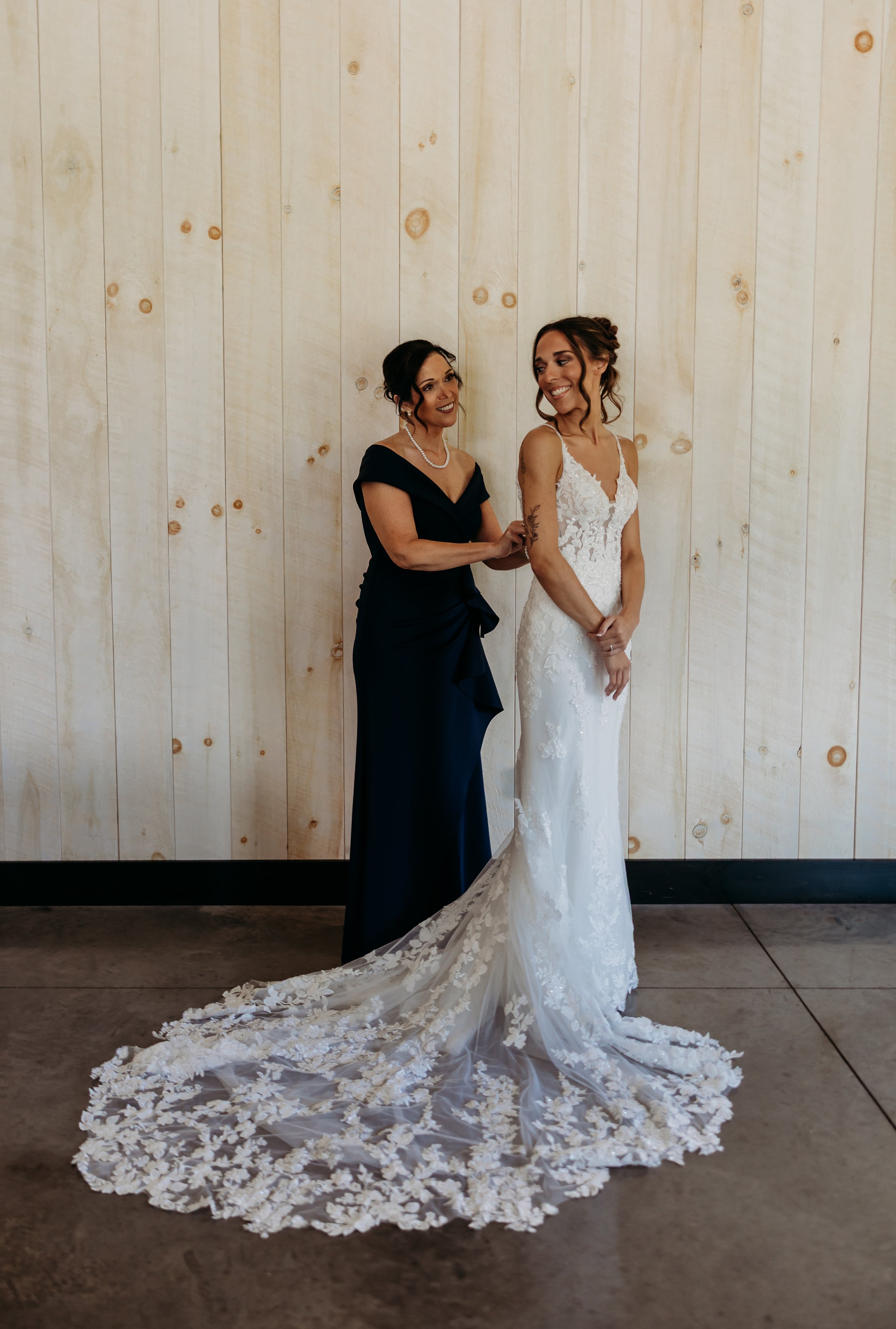 ohdeercollective-ohio-engagement-wedding-maternity-photographer-birdseyebarn-norton-12.jpg