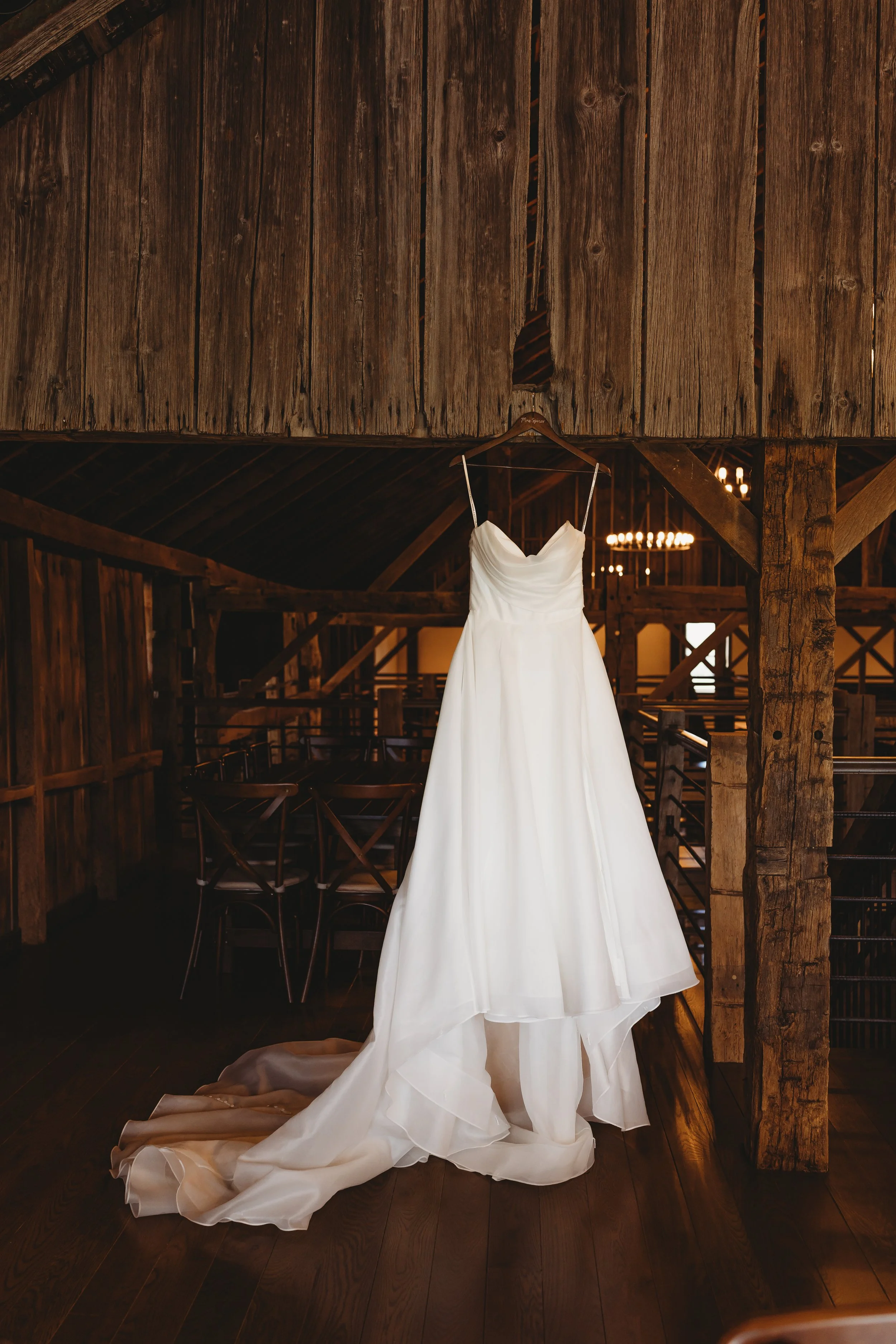 ohdeercollective-ohio-engagement-wedding-photographer-oldbarnsatdryrunfarms-5.jpg