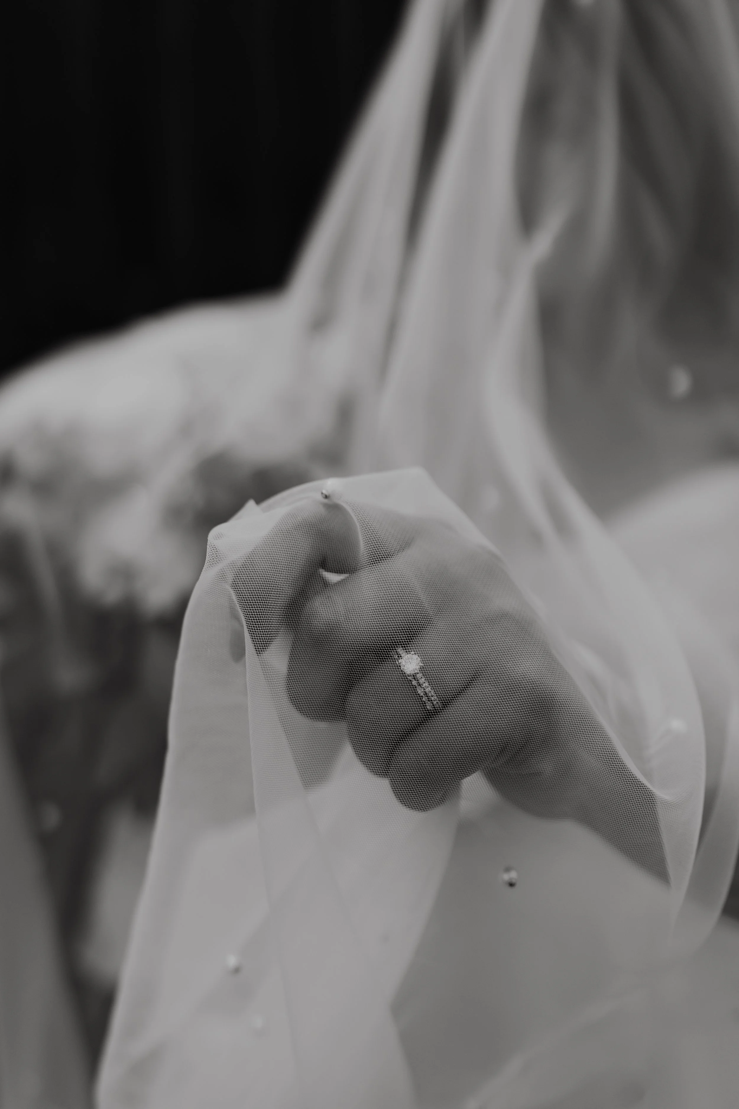 ohdeercollective-ohio-engagement-wedding-photographer-oldbarnsatdryrunfarms-32.jpg