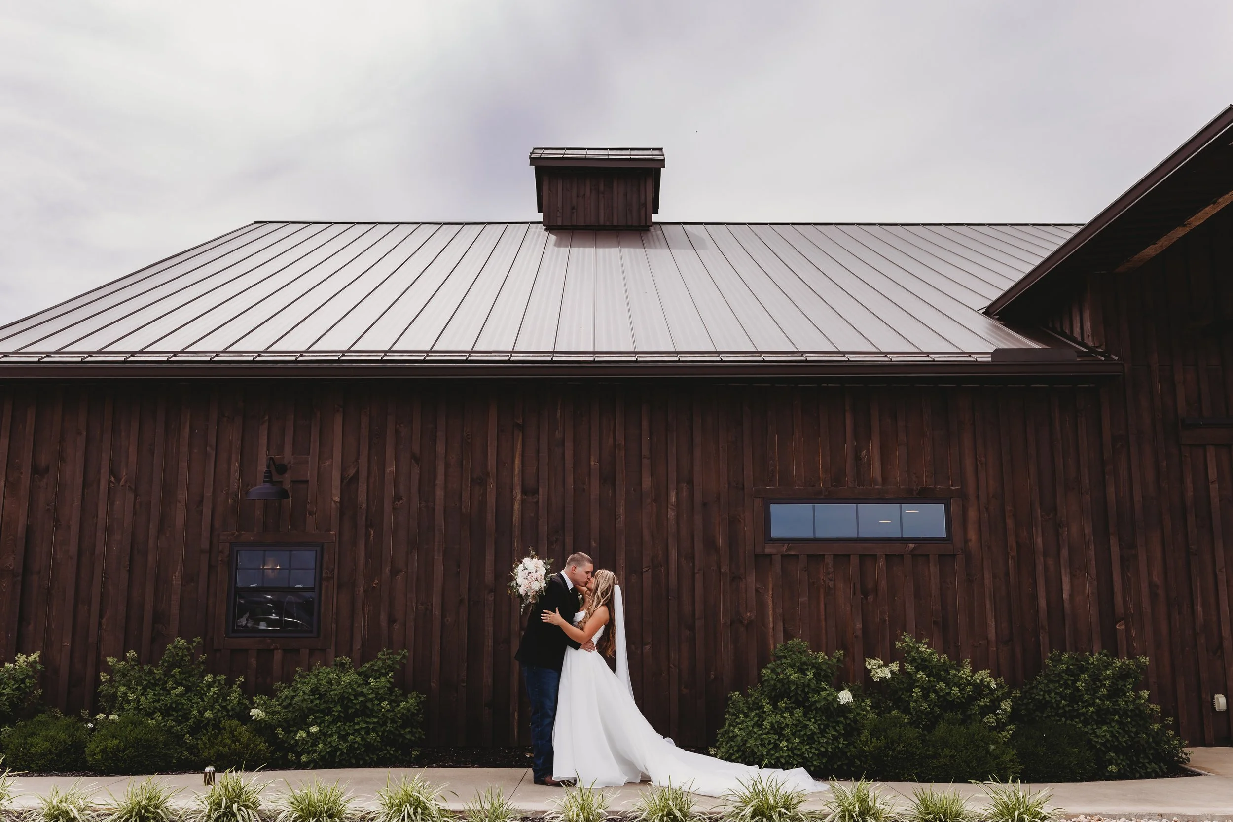 ohdeercollective-ohio-engagement-wedding-photographer-oldbarnsatdryrunfarms-28.jpg