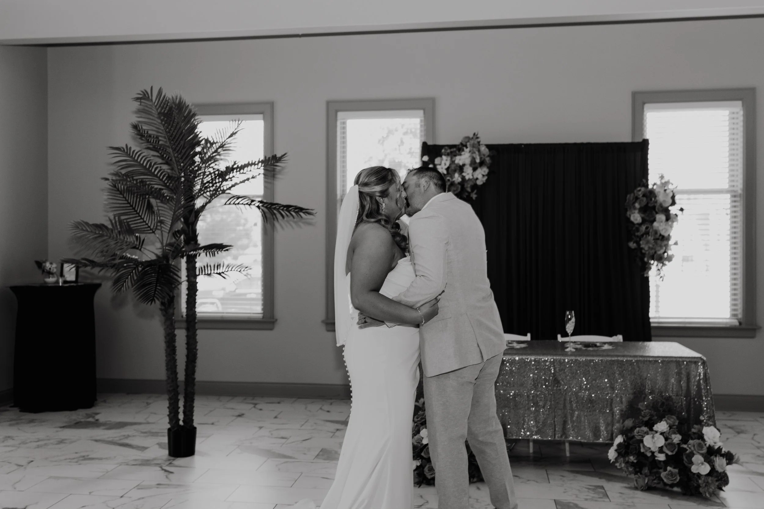 ohdeercollective-ohio-engagement-wedding-photographer-station67-250.jpg