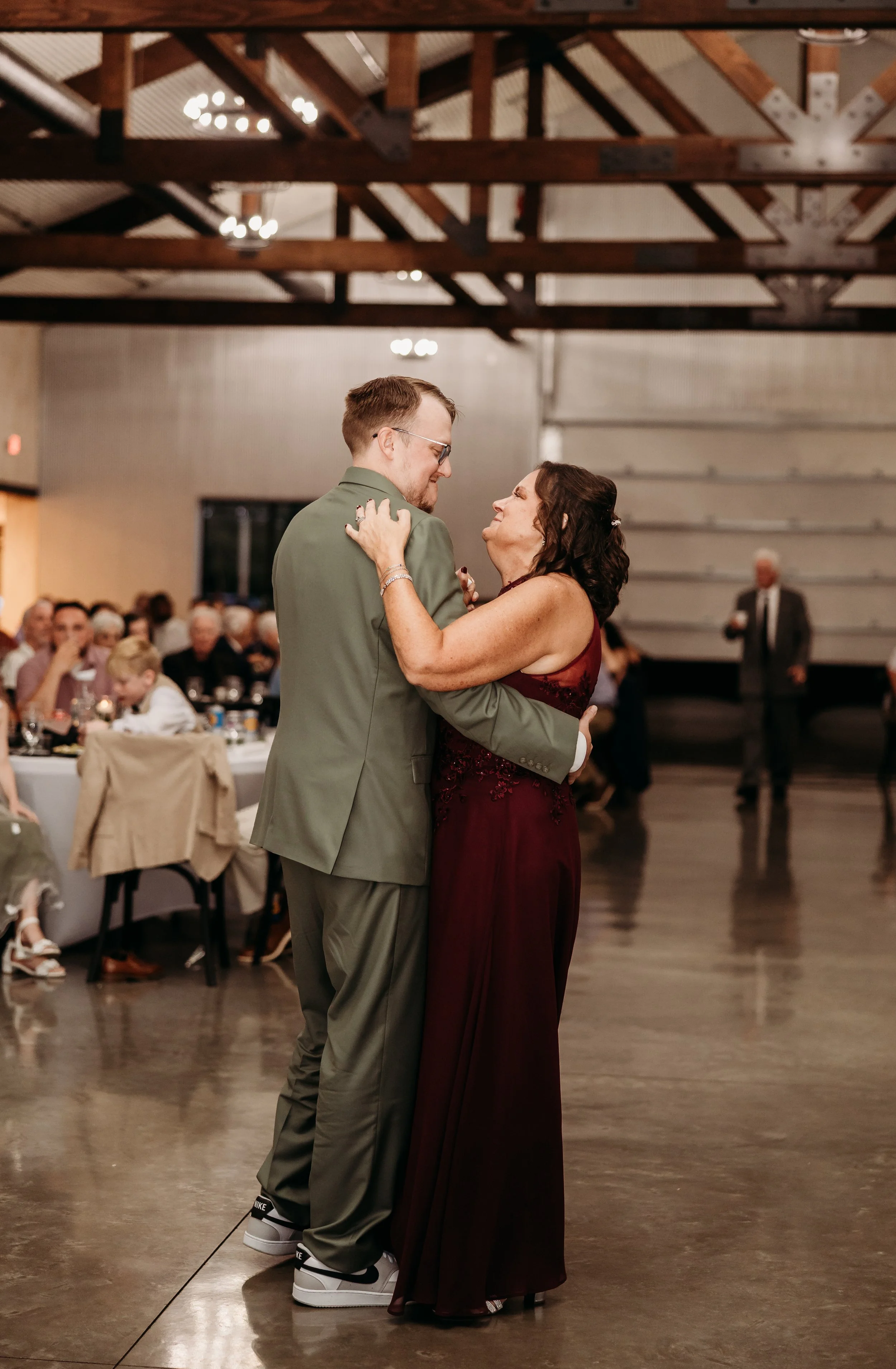 ohdeercollective-ohio-engagement-wedding-maternity-photographer-birdseyebarn-norton-49.jpg