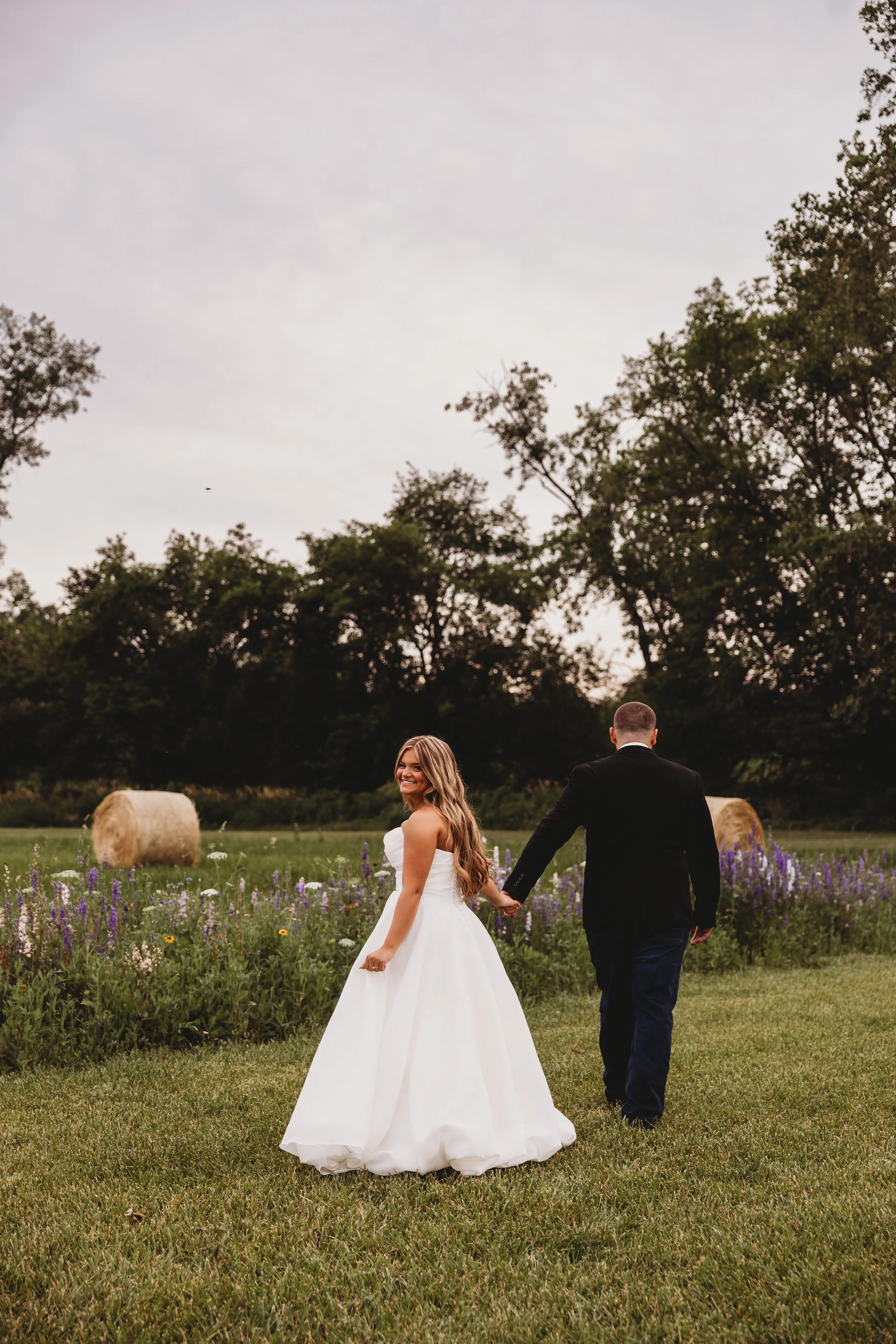 ohdeercollective-ohio-engagement-wedding-photographer-oldbarnsatdryrunfarms-40.jpg