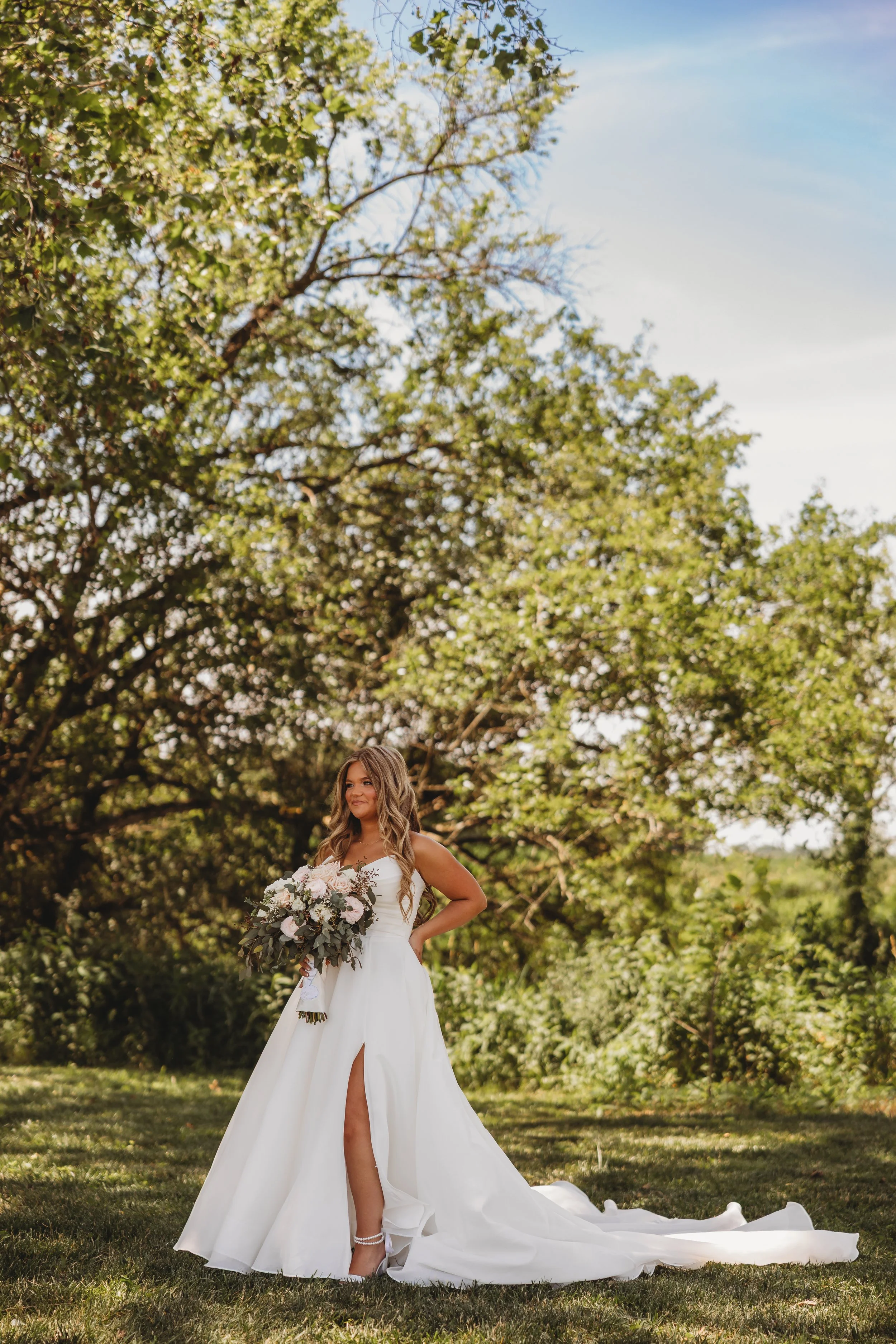ohdeercollective-ohio-engagement-wedding-photographer-oldbarnsatdryrunfarms-12.jpg