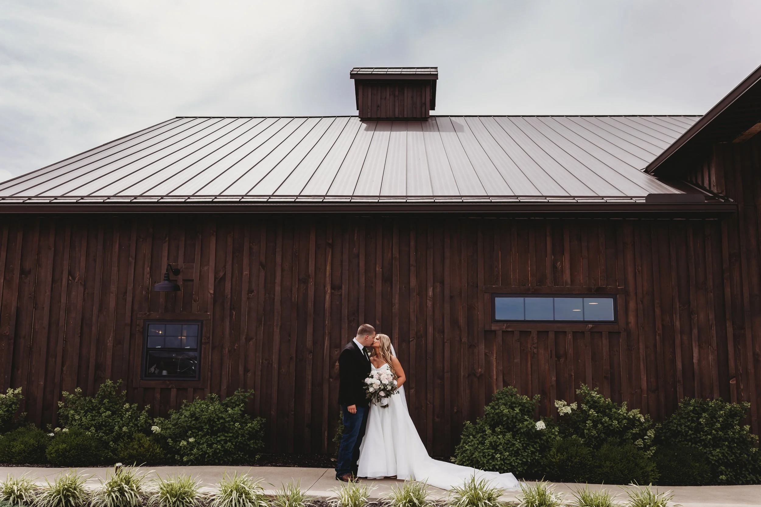 ohdeercollective-ohio-engagement-wedding-photographer-oldbarnsatdryrunfarms-27.jpg
