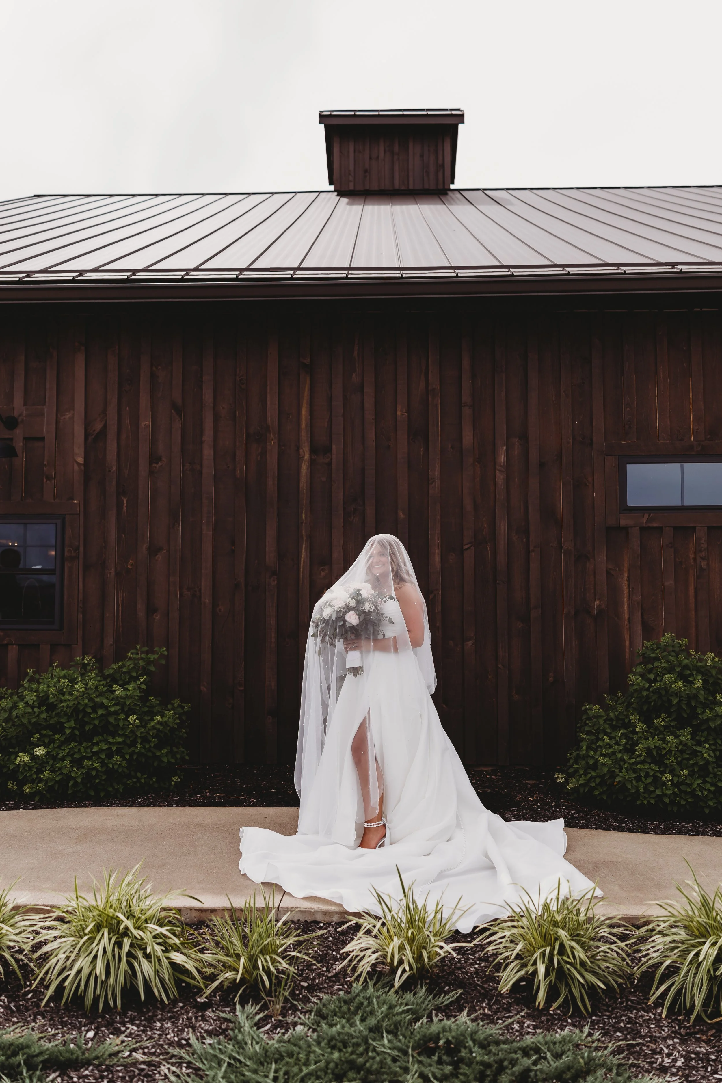 ohdeercollective-ohio-engagement-wedding-photographer-oldbarnsatdryrunfarms-31.jpg