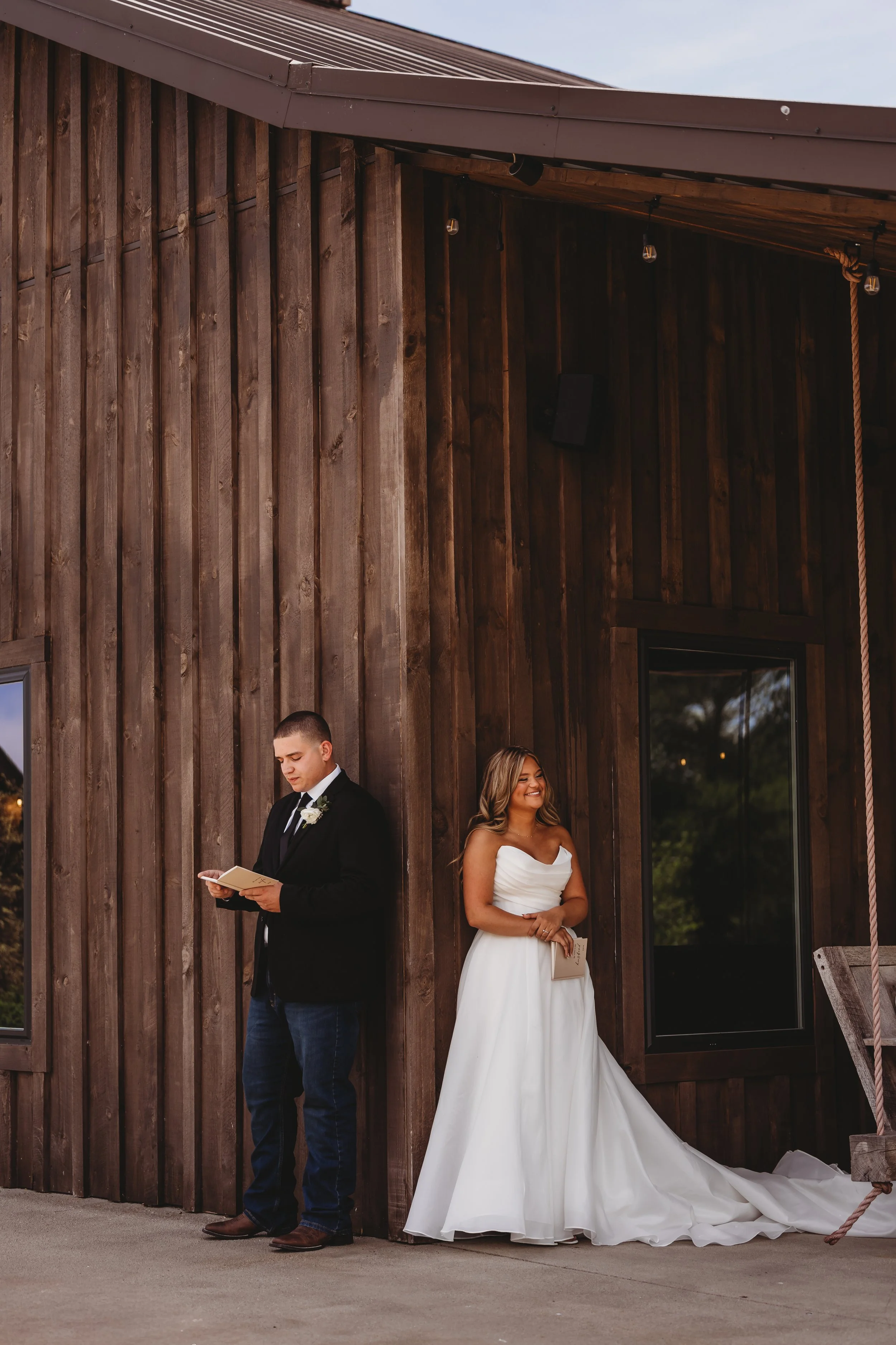 ohdeercollective-ohio-engagement-wedding-photographer-oldbarnsatdryrunfarms-18.jpg