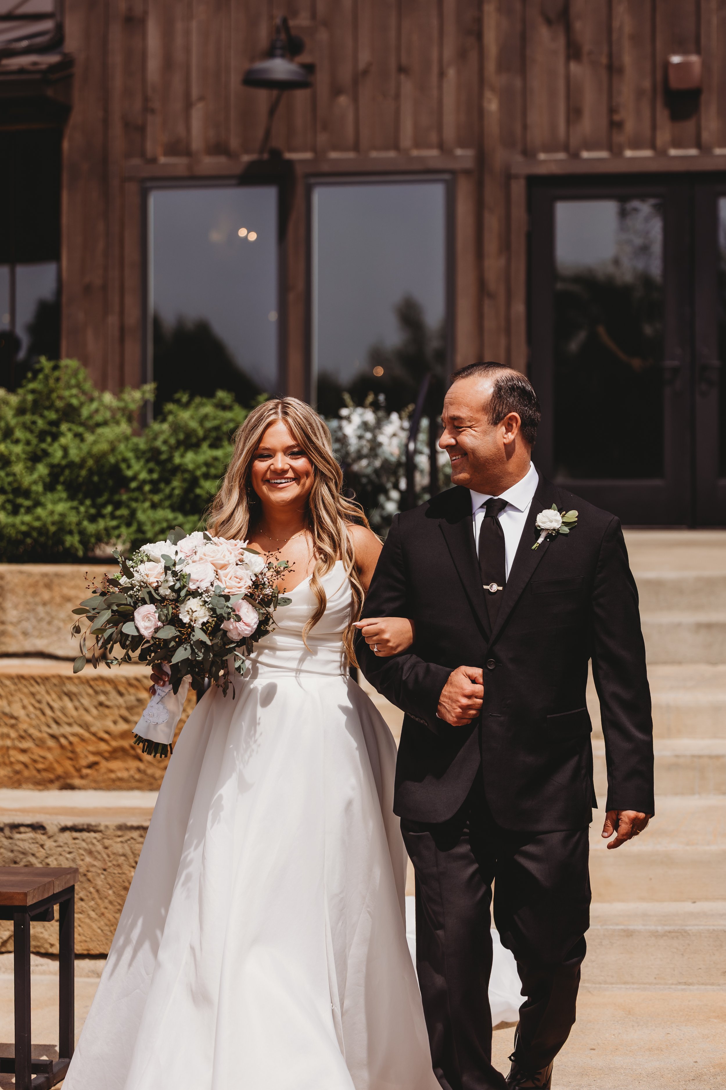 ohdeercollective-ohio-engagement-wedding-photographer-oldbarnsatdryrunfarms-20.jpg