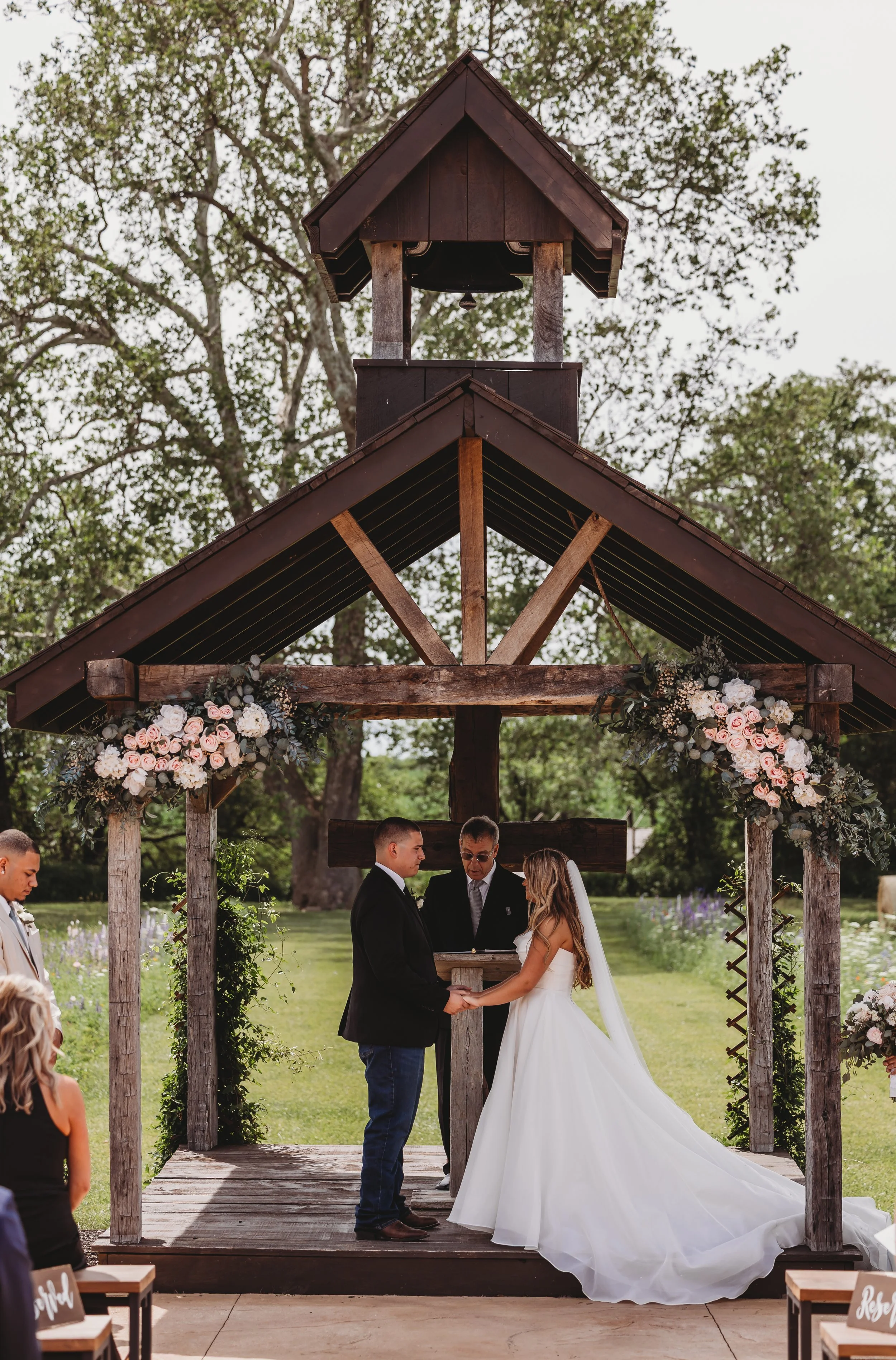 ohdeercollective-ohio-engagement-wedding-photographer-oldbarnsatdryrunfarms-21.jpg