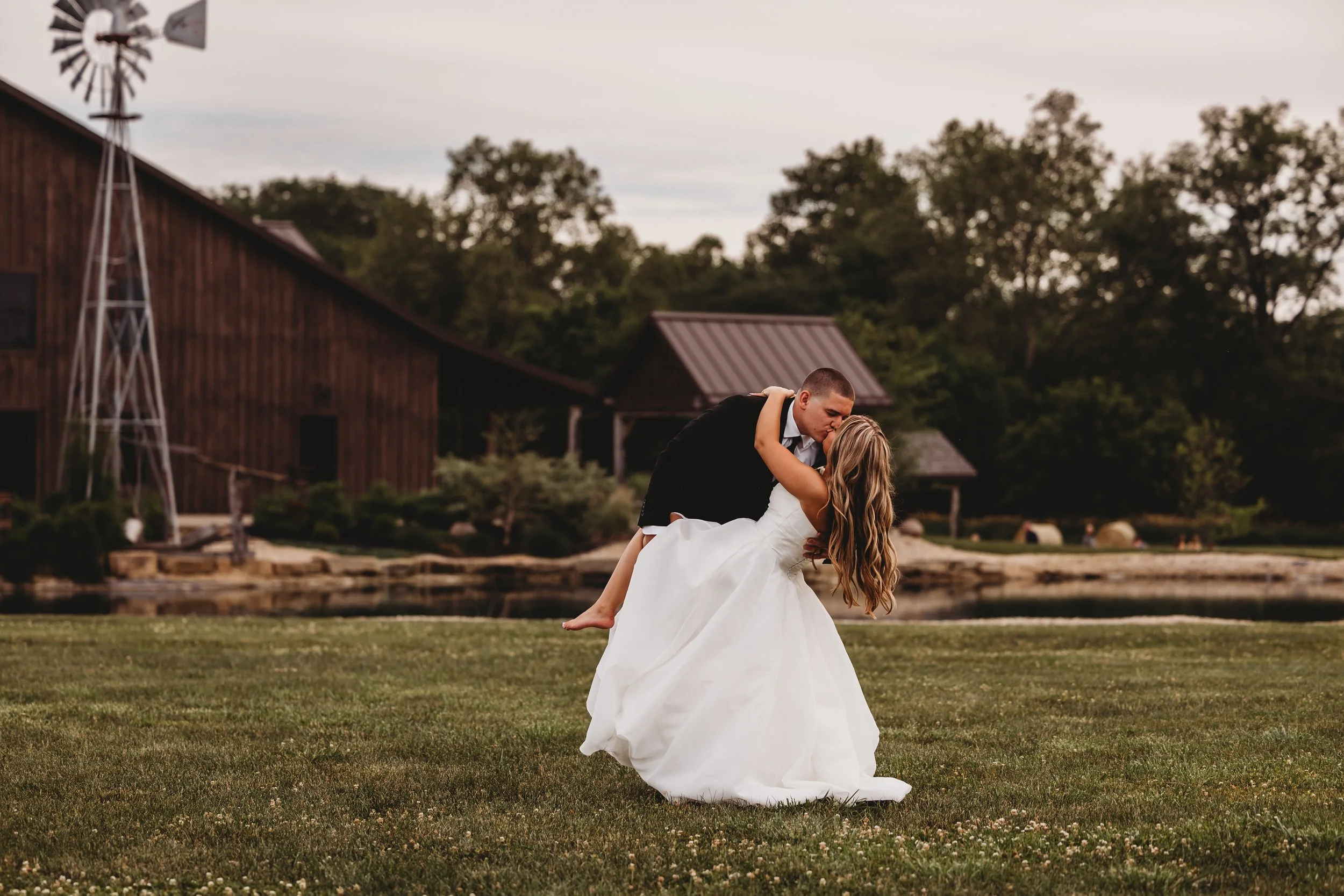 ohdeercollective-ohio-engagement-wedding-photographer-oldbarnsatdryrunfarms-43.jpg