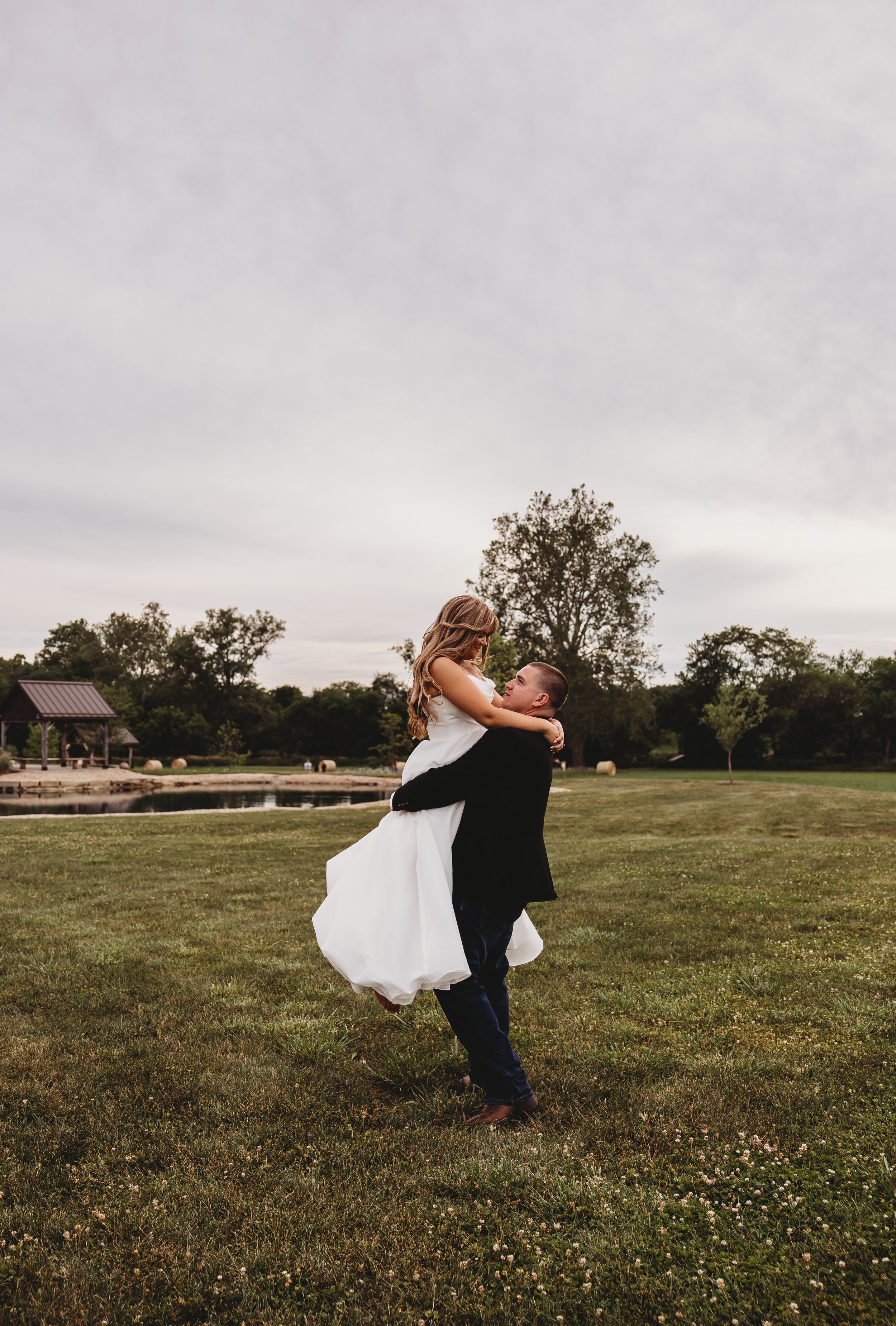 ohdeercollective-ohio-engagement-wedding-photographer-oldbarnsatdryrunfarms-44.jpg