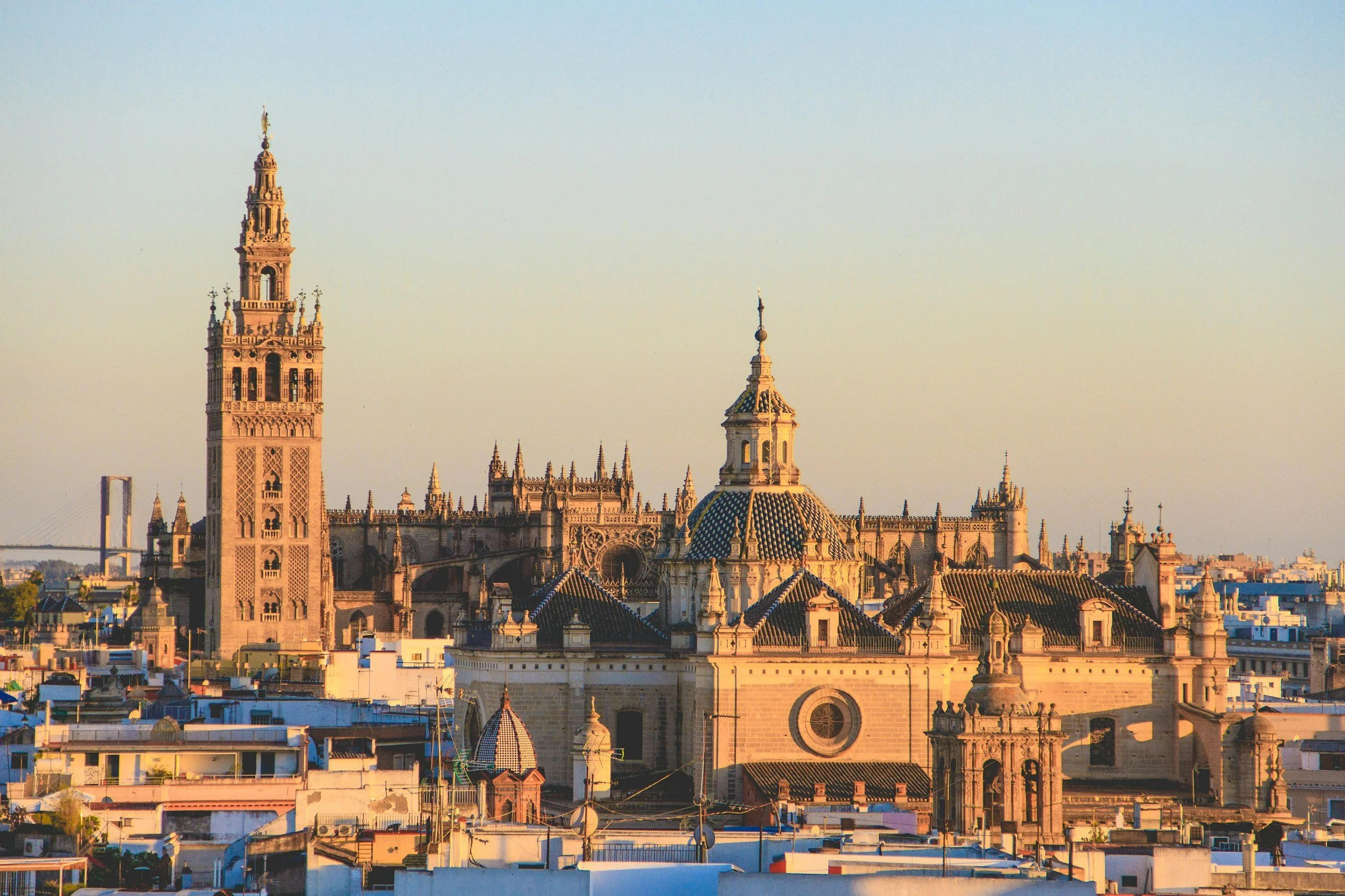 Vue panoramique de la cathédrale de Séville, avec la tour Giralda au coucher du soleil