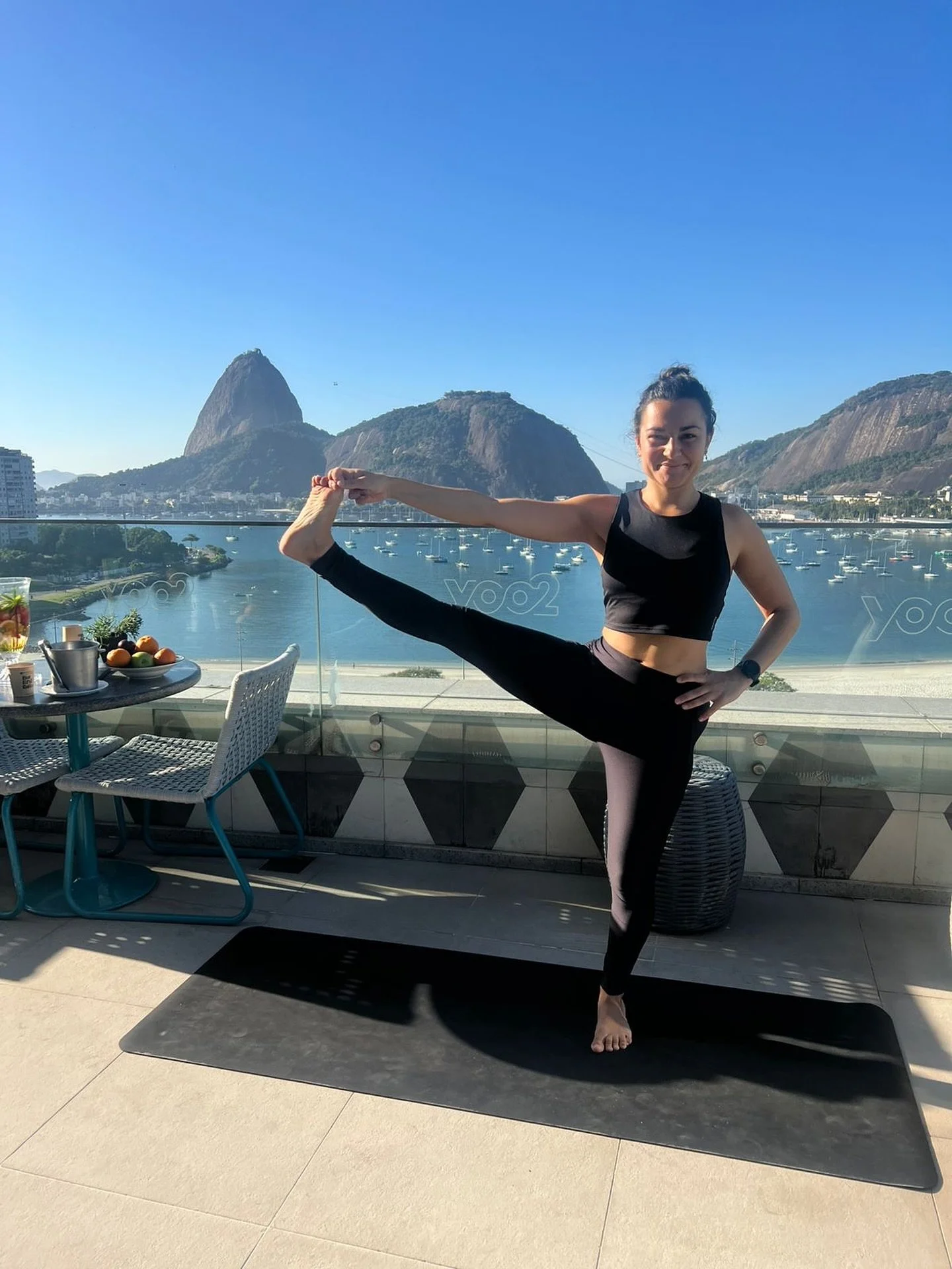 Neste m&ecirc;s de janeiro, come&ccedil;amos um novo ciclo 🤍
(🇫🇷🇬🇧 dans les commentaires | in comments )
 Nada puxado ou focado em performance. Continuamos (apenas 🫠) buscando equil&iacute;brio na pr&aacute;tica e fora do tapete. Um ciclo espec