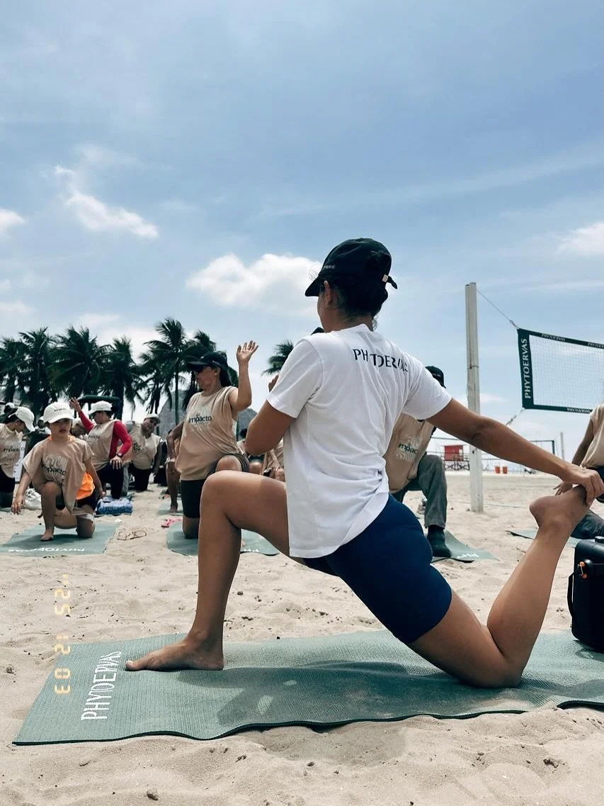 #tbt de yoga 🧘🏽&zwj;♀️ com nossa aula para @orlario.oficial no quioske da @phytoervas 🧘🏽&zwj;♀️

Foi em Dezembro passado, uma linda pr&aacute;tica de yoga  na praia para o pessoal descobrir o yoga ! Essa pr&aacute;tica foi desenhada para os volun