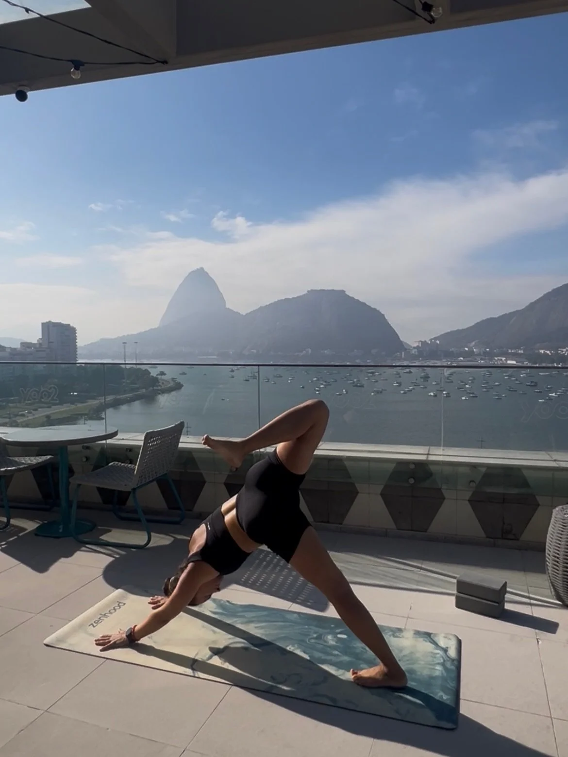 Registros da semana 🧘🏽&zwj;♀️🌅💕✨

Pequenas coisas da vida ✨ 
Muito yoga, muito sol e praia e muita vida 🧡
Obrigada pela presen&ccedil;a 🙏🏽
Vamos praticar yoga juntos essa semana ?🧘🏽&zwj;♀️🧘🏽

🇬🇧 little things from life this week ✨
Thank 