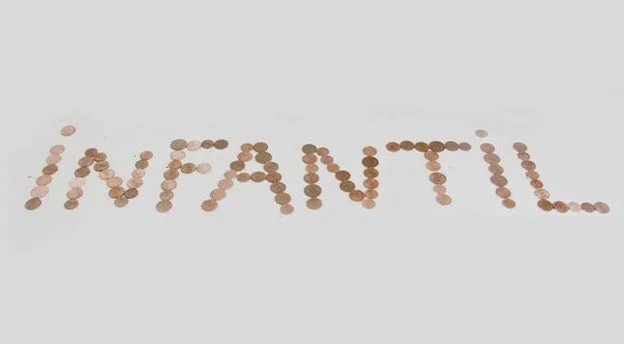 Coins arranged to spell out the word 'INFANTIL' on a white background.