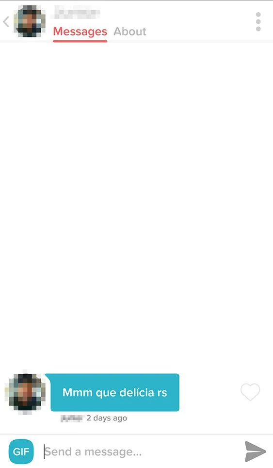 Screenshot of a messaging app chat with a message that says 'Mmm que deliciosa rs' in a blue speech bubble.