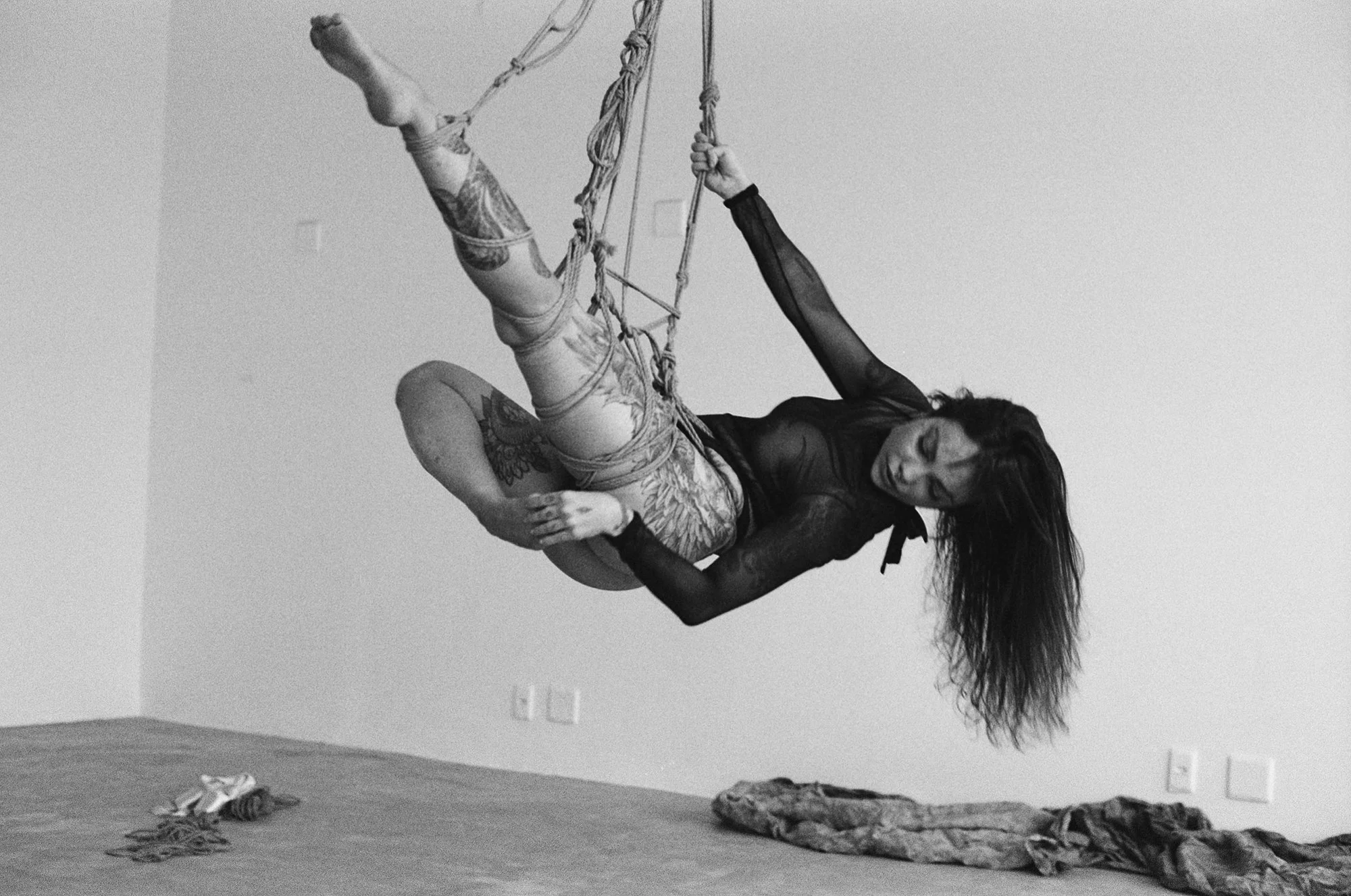 luiza_prado_hifa_cybe_rose_compass_performance_art_shibari.jpg