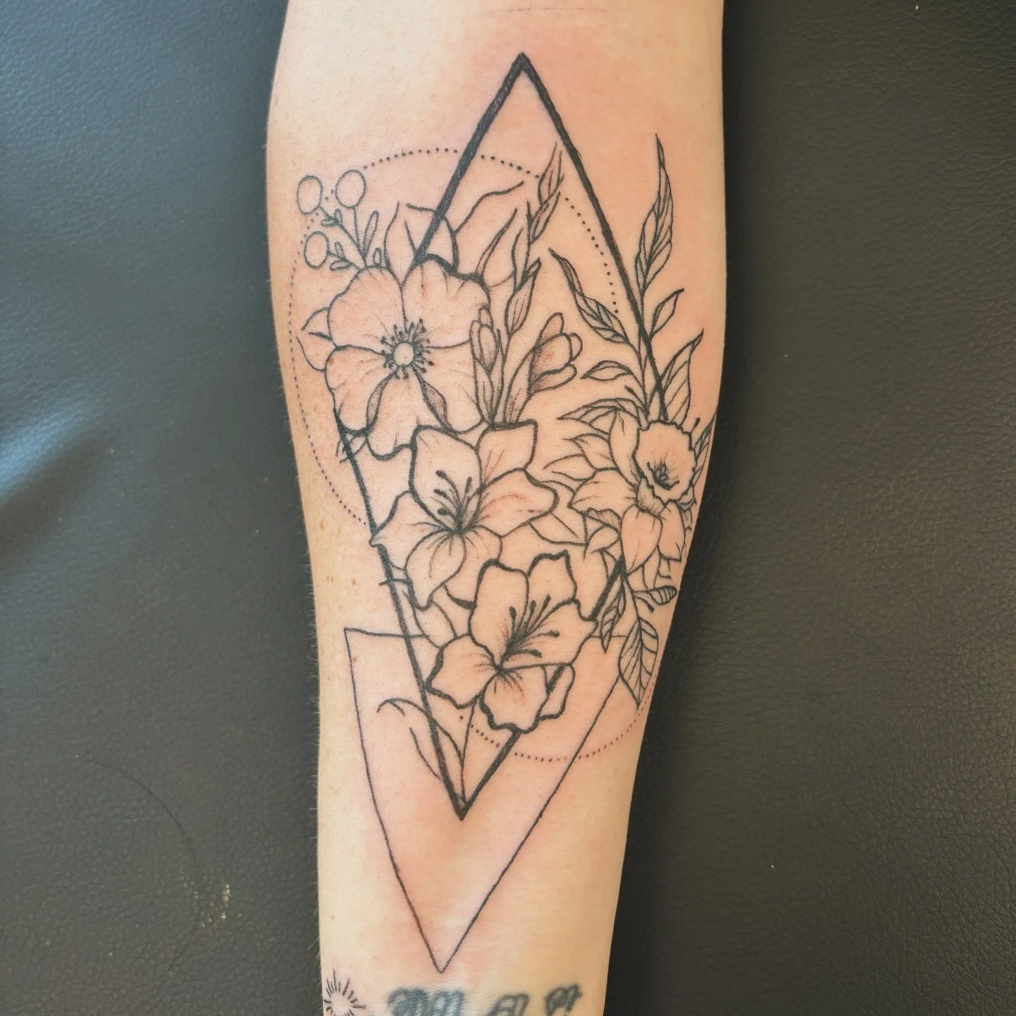🌸🌺🌷
.
.
.
#tattooshop #tattooartist #tattooideas #floraltattoo #femaletattooartist #flowertattoo #geometrictattoo #pnwtattoo #salemtattoo